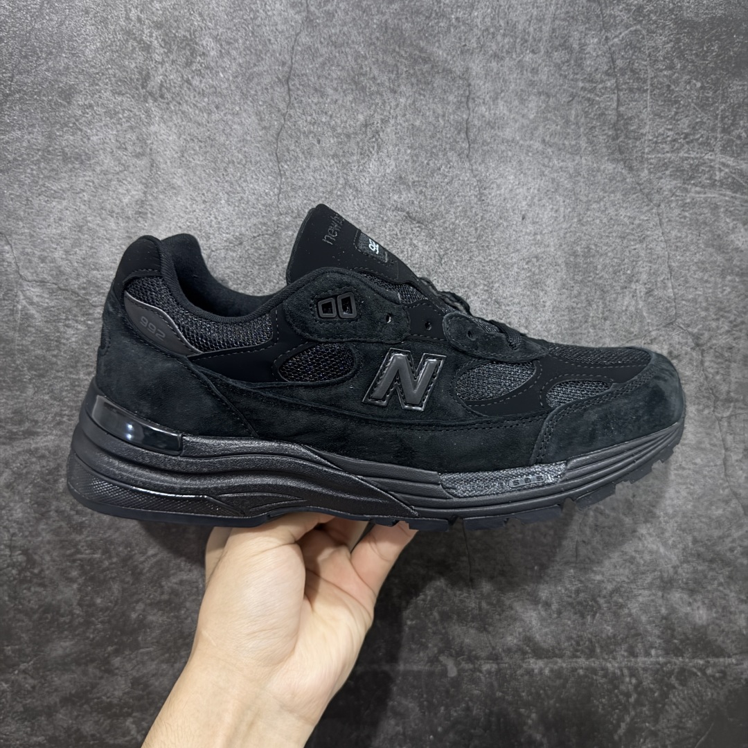 【ZOK/Goat版】New Balance NB992纯黑 M992EA 独家私模 NB天花板 打破市面NB无高端格局 原鞋购入开发 采购原厂皮料 正确3M反光细节 原楦原纸版开发 正确6层组合底模精密开发 后跟透明TPU水晶装饰条稳固 沿用了引以为傲的跑鞋手工技艺 采用猪皮绒面并包裹局部透气网面的鞋身设计 菱网鞋舌上刻有New Balance USA 鞋面依旧身着经典的大热之灰 彰显了其高端的品质身份 尺码:36 37 37.5 38 38.5 39 40 40.5 41.5 42 42.5 43 44 45 46.5-选品中心