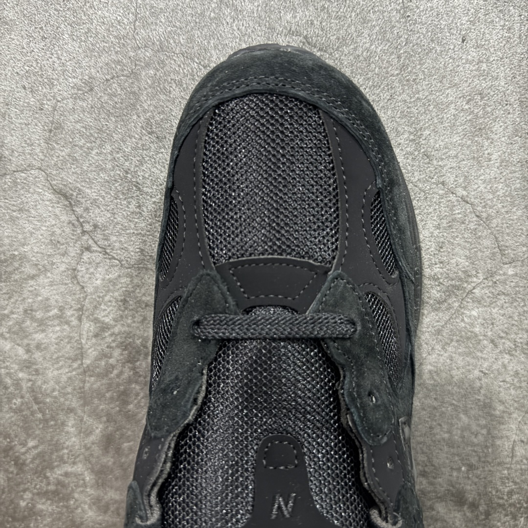 图片[5]-【ZOK/Goat版】New Balance NB992纯黑 M992EA 独家私模 NB天花板 打破市面NB无高端格局 原鞋购入开发 采购原厂皮料 正确3M反光细节 原楦原纸版开发 正确6层组合底模精密开发 后跟透明TPU水晶装饰条稳固 沿用了引以为傲的跑鞋手工技艺 采用猪皮绒面并包裹局部透气网面的鞋身设计 菱网鞋舌上刻有New Balance USA 鞋面依旧身着经典的大热之灰 彰显了其高端的品质身份 尺码：36 37 37.5 38 38.5 39 40 40.5 41.5 42 42.5 43 44 45 46.5-选品中心