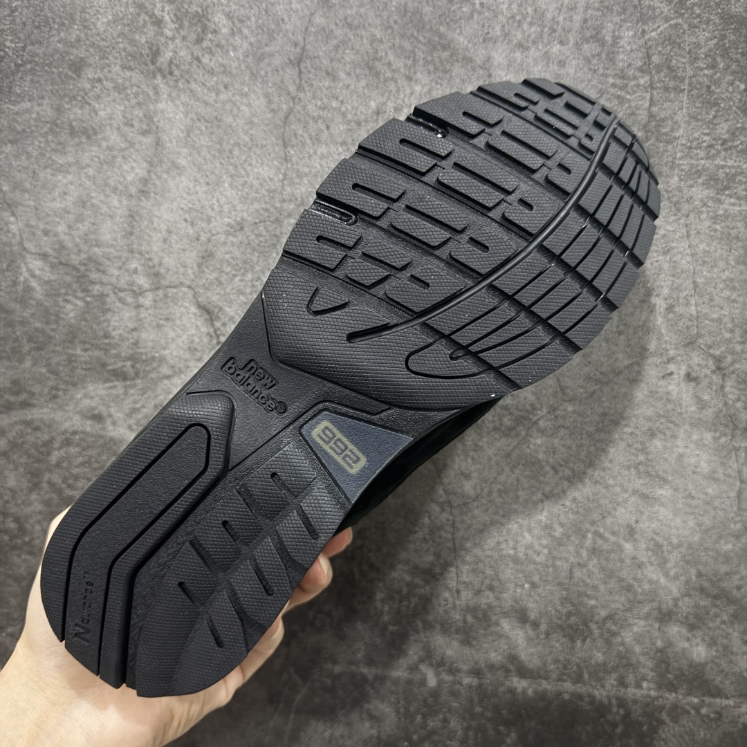 图片[9]-【ZOK/Goat版】New Balance NB992纯黑 M992EA 独家私模 NB天花板 打破市面NB无高端格局 原鞋购入开发 采购原厂皮料 正确3M反光细节 原楦原纸版开发 正确6层组合底模精密开发 后跟透明TPU水晶装饰条稳固 沿用了引以为傲的跑鞋手工技艺 采用猪皮绒面并包裹局部透气网面的鞋身设计 菱网鞋舌上刻有New Balance USA 鞋面依旧身着经典的大热之灰 彰显了其高端的品质身份 尺码：36 37 37.5 38 38.5 39 40 40.5 41.5 42 42.5 43 44 45 46.5-选品中心