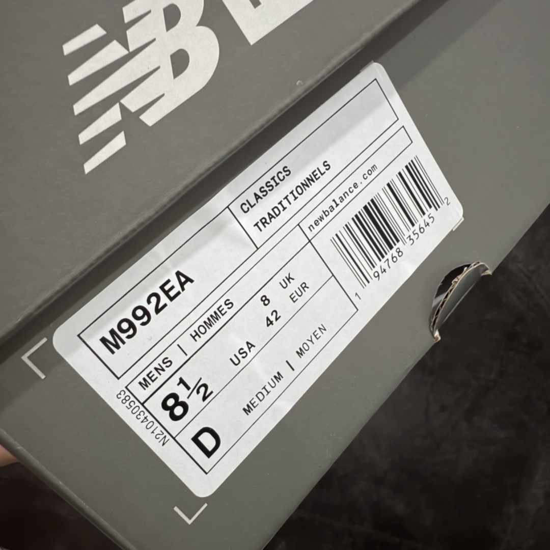 图片[9]-【ZOK/Goat版】New Balance NB992纯黑 M992EA 独家私模 NB天花板 打破市面NB无高端格局 原鞋购入开发 采购原厂皮料 正确3M反光细节 原楦原纸版开发 正确6层组合底模精密开发 后跟透明TPU水晶装饰条稳固 沿用了引以为傲的跑鞋手工技艺 采用猪皮绒面并包裹局部透气网面的鞋身设计 菱网鞋舌上刻有New Balance USA 鞋面依旧身着经典的大热之灰 彰显了其高端的品质身份 尺码：36 37 37.5 38 38.5 39 40 40.5 41.5 42 42.5 43 44 45 46.5-选品中心
