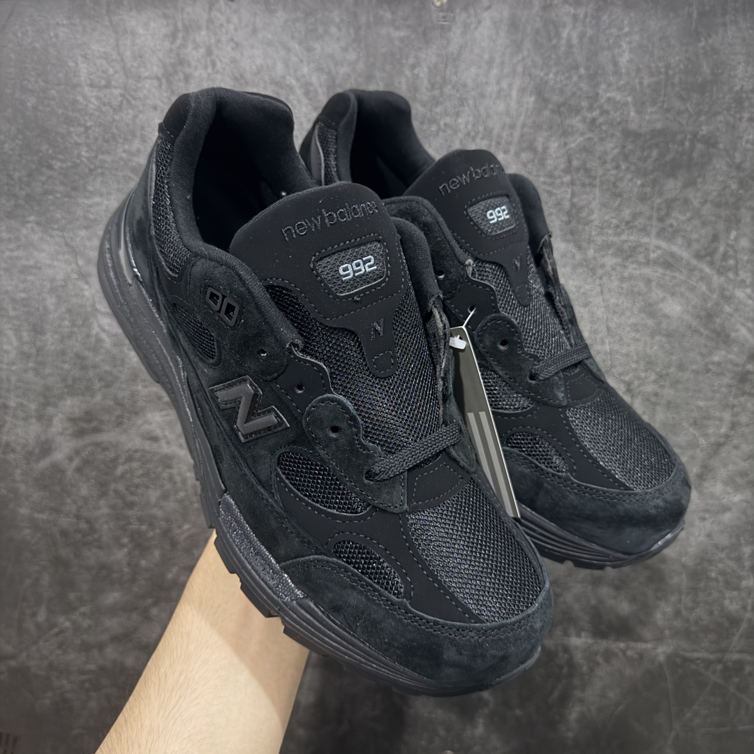 【ZOK/Goat版】New Balance NB992纯黑 M992EA 独家私模 NB天花板 打破市面NB无高端格局 原鞋购入开发 采购原厂皮料 正确3M反光细节 原楦原纸版开发 正确6层组合底模精密开发 后跟透明TPU水晶装饰条稳固 沿用了引以为傲的跑鞋手工技艺 采用猪皮绒面并包裹局部透气网面的鞋身设计 菱网鞋舌上刻有New Balance USA 鞋面依旧身着经典的大热之灰 彰显了其高端的品质身份 尺码：36 37 37.5 38 38.5 39 40 40.5 41.5 42 42.5 43 44 45 46.5-选品中心