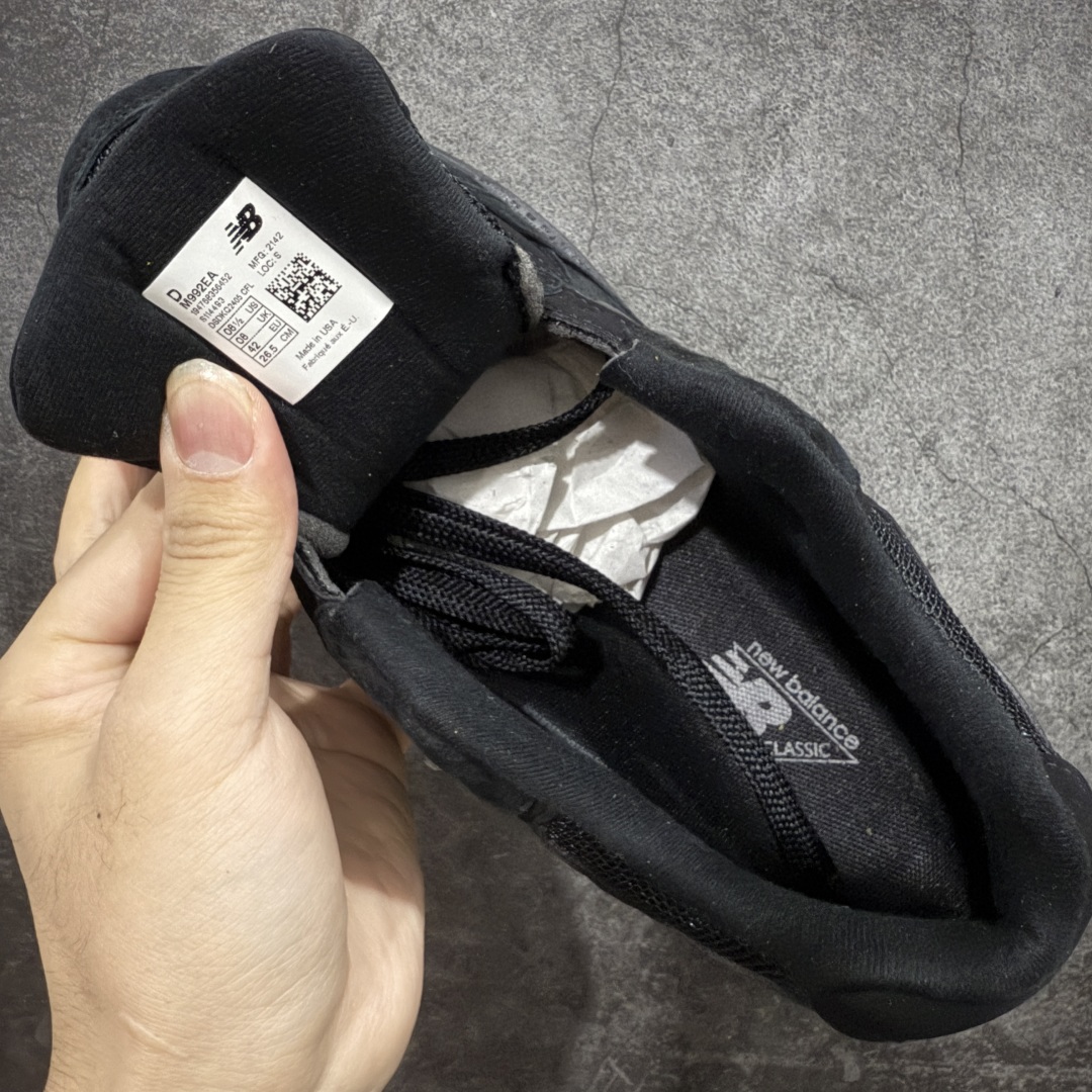 图片[7]-【ZOK/Goat版】New Balance NB992纯黑 M992EA 独家私模 NB天花板 打破市面NB无高端格局 原鞋购入开发 采购原厂皮料 正确3M反光细节 原楦原纸版开发 正确6层组合底模精密开发 后跟透明TPU水晶装饰条稳固 沿用了引以为傲的跑鞋手工技艺 采用猪皮绒面并包裹局部透气网面的鞋身设计 菱网鞋舌上刻有New Balance USA 鞋面依旧身着经典的大热之灰 彰显了其高端的品质身份 尺码：36 37 37.5 38 38.5 39 40 40.5 41.5 42 42.5 43 44 45 46.5-选品中心