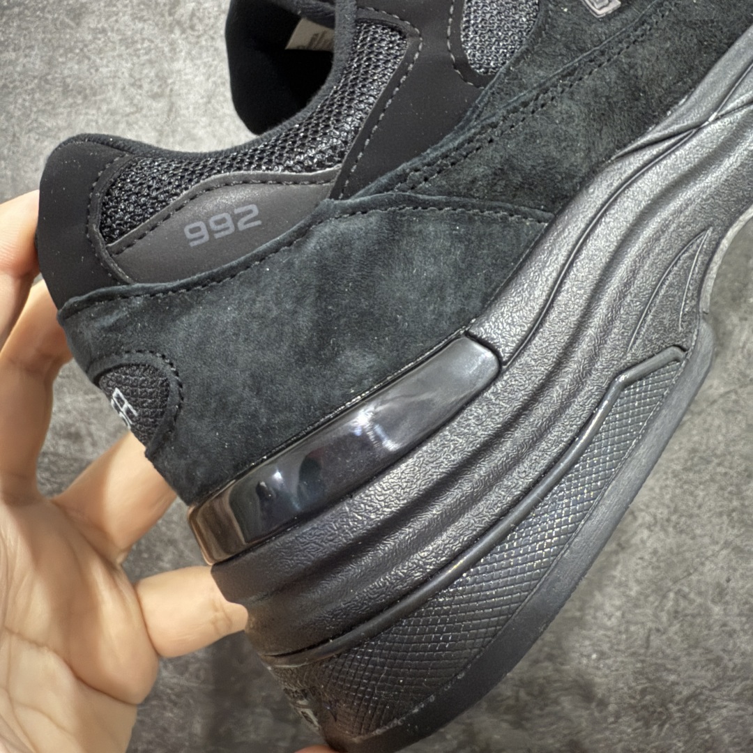 图片[3]-【ZOK/Goat版】New Balance NB992纯黑 M992EA 独家私模 NB天花板 打破市面NB无高端格局 原鞋购入开发 采购原厂皮料 正确3M反光细节 原楦原纸版开发 正确6层组合底模精密开发 后跟透明TPU水晶装饰条稳固 沿用了引以为傲的跑鞋手工技艺 采用猪皮绒面并包裹局部透气网面的鞋身设计 菱网鞋舌上刻有New Balance USA 鞋面依旧身着经典的大热之灰 彰显了其高端的品质身份 尺码：36 37 37.5 38 38.5 39 40 40.5 41.5 42 42.5 43 44 45 46.5-选品中心