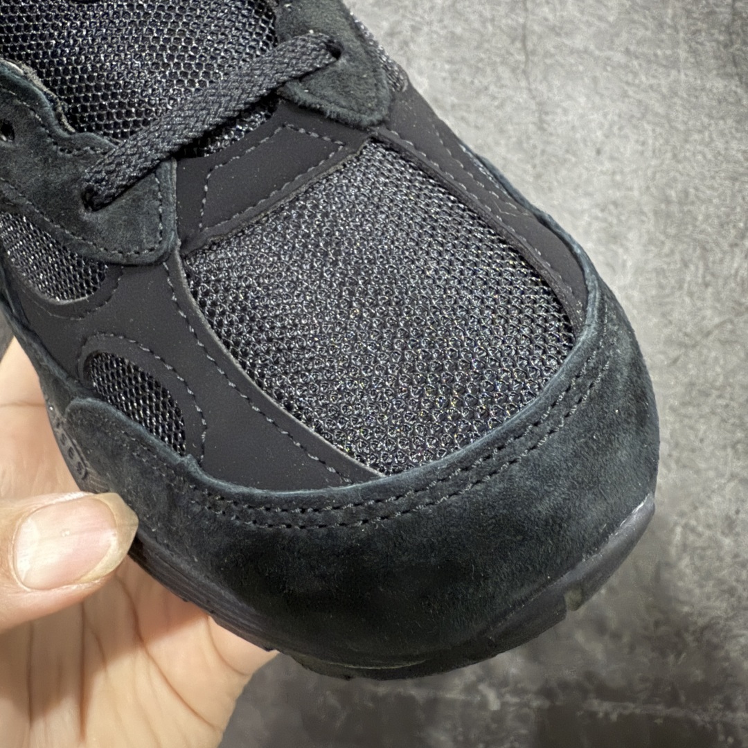 图片[5]-【ZOK/Goat版】New Balance NB992纯黑 M992EA 独家私模 NB天花板 打破市面NB无高端格局 原鞋购入开发 采购原厂皮料 正确3M反光细节 原楦原纸版开发 正确6层组合底模精密开发 后跟透明TPU水晶装饰条稳固 沿用了引以为傲的跑鞋手工技艺 采用猪皮绒面并包裹局部透气网面的鞋身设计 菱网鞋舌上刻有New Balance USA 鞋面依旧身着经典的大热之灰 彰显了其高端的品质身份 尺码：36 37 37.5 38 38.5 39 40 40.5 41.5 42 42.5 43 44 45 46.5-选品中心