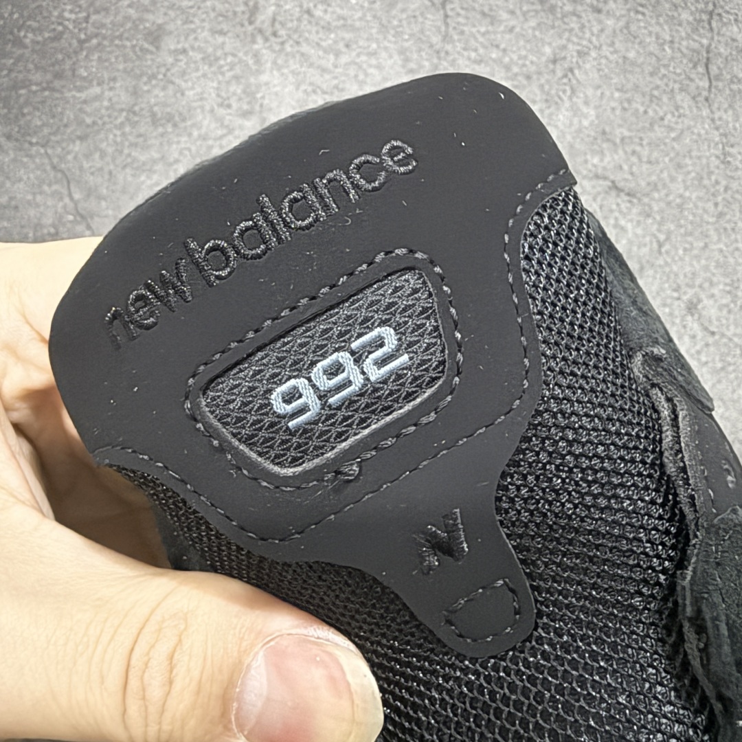 图片[6]-【ZOK/Goat版】New Balance NB992纯黑 M992EA 独家私模 NB天花板 打破市面NB无高端格局 原鞋购入开发 采购原厂皮料 正确3M反光细节 原楦原纸版开发 正确6层组合底模精密开发 后跟透明TPU水晶装饰条稳固 沿用了引以为傲的跑鞋手工技艺 采用猪皮绒面并包裹局部透气网面的鞋身设计 菱网鞋舌上刻有New Balance USA 鞋面依旧身着经典的大热之灰 彰显了其高端的品质身份 尺码：36 37 37.5 38 38.5 39 40 40.5 41.5 42 42.5 43 44 45 46.5-选品中心