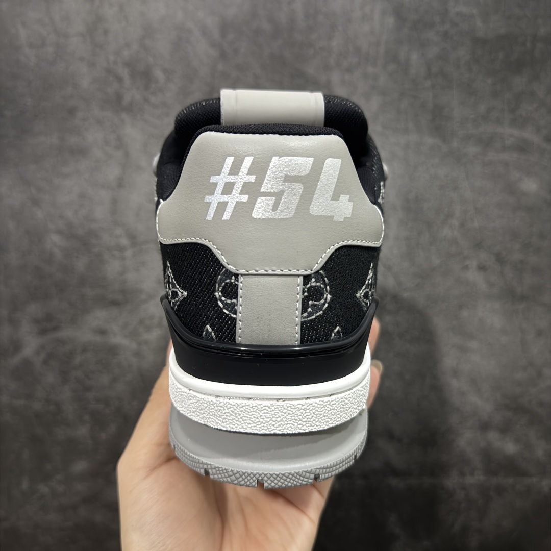 图片[4]-【广东纯原版本】Louis Vuitton Trainer lv时装走秀运动鞋 完美鞋型超高的清洁度 零毛边线头瑕疵 全套原楦原纸版原鞋开模 全网最具灵魂的版型 正确原装黄色鞋盒 正确中底印花 鞋面印花3D高频深度立体 全鞋电脑针车 紧密相连 针距密度一致 环保乳胶注塑鞋垫 厚度脚感还原原版 皮面裁剪部位 统一油边封口工艺 原装橡胶大底含胶量大底组合零偏差 专柜全套包装 防尘袋 说明书 质保卡 男女鞋 尺码：38 39 40 41 42 43 44 45-选品中心