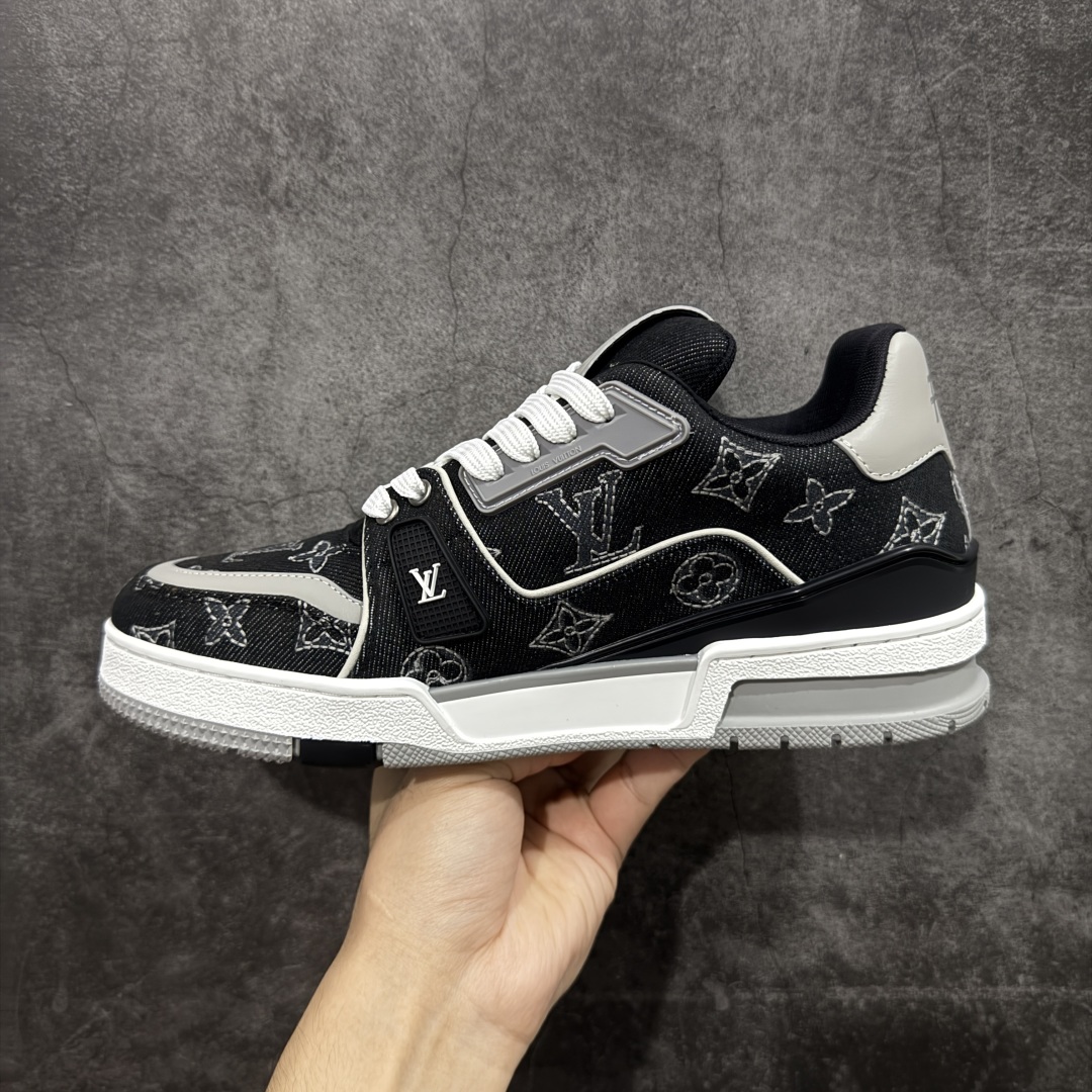 图片[2]-【广东纯原版本】Louis Vuitton Trainer lv时装走秀运动鞋 完美鞋型超高的清洁度 零毛边线头瑕疵 全套原楦原纸版原鞋开模 全网最具灵魂的版型 正确原装黄色鞋盒 正确中底印花 鞋面印花3D高频深度立体 全鞋电脑针车 紧密相连 针距密度一致 环保乳胶注塑鞋垫 厚度脚感还原原版 皮面裁剪部位 统一油边封口工艺 原装橡胶大底含胶量大底组合零偏差 专柜全套包装 防尘袋 说明书 质保卡 男女鞋 尺码：38 39 40 41 42 43 44 45-选品中心