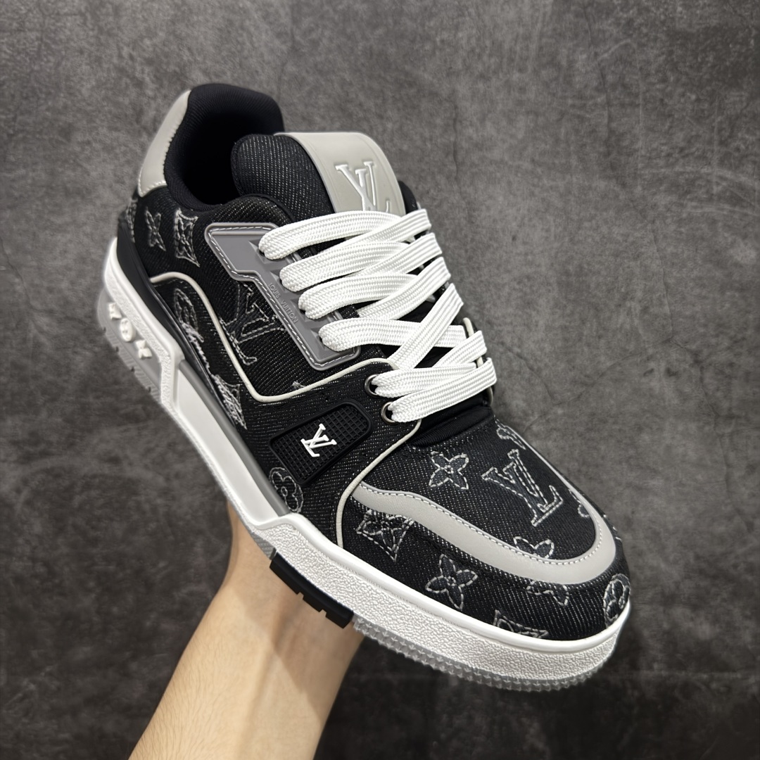 图片[3]-【广东纯原版本】Louis Vuitton Trainer lv时装走秀运动鞋 完美鞋型超高的清洁度 零毛边线头瑕疵 全套原楦原纸版原鞋开模 全网最具灵魂的版型 正确原装黄色鞋盒 正确中底印花 鞋面印花3D高频深度立体 全鞋电脑针车 紧密相连 针距密度一致 环保乳胶注塑鞋垫 厚度脚感还原原版 皮面裁剪部位 统一油边封口工艺 原装橡胶大底含胶量大底组合零偏差 专柜全套包装 防尘袋 说明书 质保卡 男女鞋 尺码：38 39 40 41 42 43 44 45-选品中心