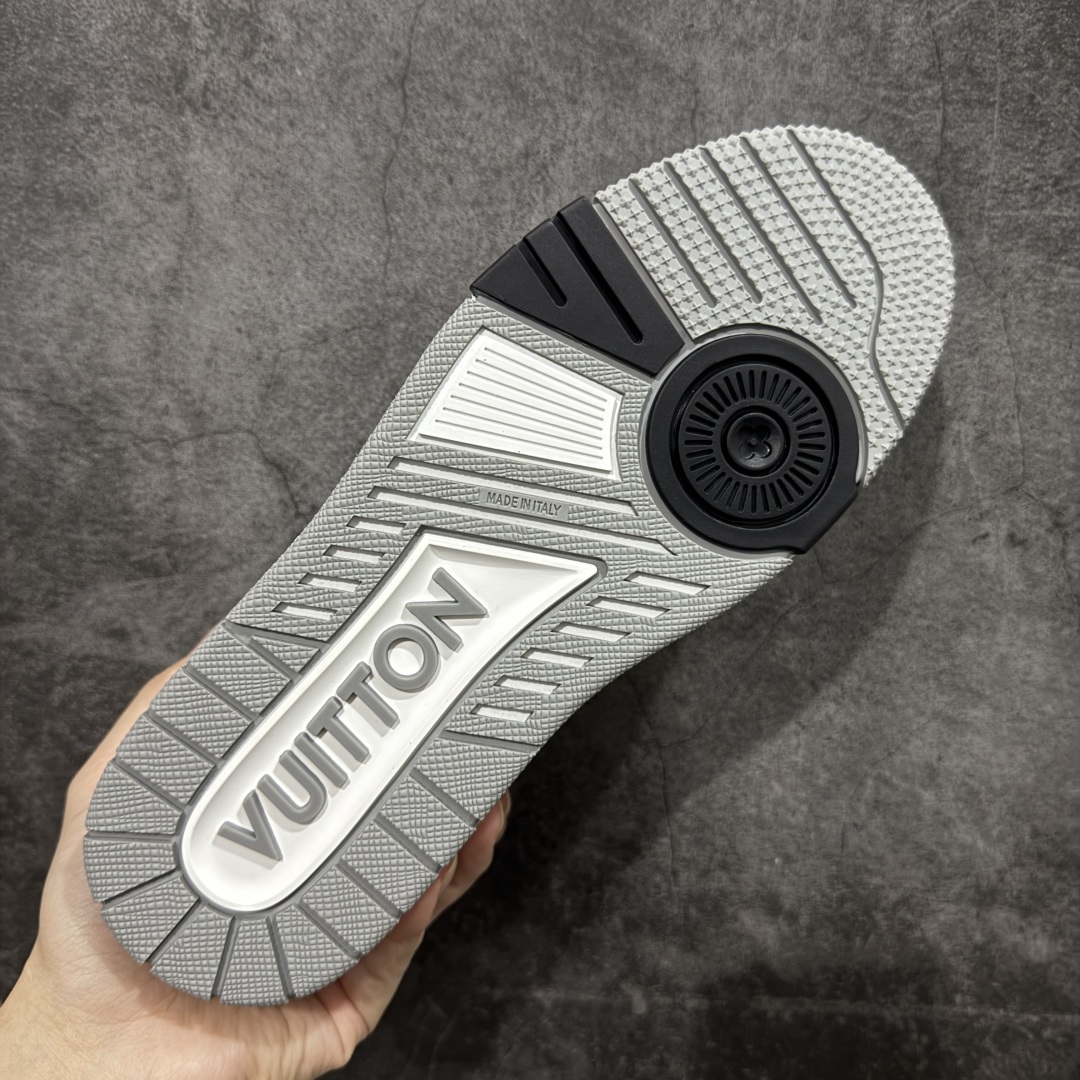 图片[9]-【广东纯原版本】Louis Vuitton Trainer lv时装走秀运动鞋 完美鞋型超高的清洁度 零毛边线头瑕疵 全套原楦原纸版原鞋开模 全网最具灵魂的版型 正确原装黄色鞋盒 正确中底印花 鞋面印花3D高频深度立体 全鞋电脑针车 紧密相连 针距密度一致 环保乳胶注塑鞋垫 厚度脚感还原原版 皮面裁剪部位 统一油边封口工艺 原装橡胶大底含胶量大底组合零偏差 专柜全套包装 防尘袋 说明书 质保卡 男女鞋 尺码：38 39 40 41 42 43 44 45-选品中心