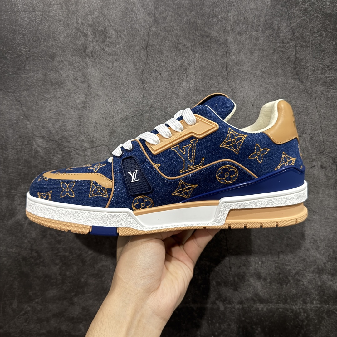 图片[2]-【广东纯原版本】Louis Vuitton Trainer lv时装走秀运动鞋 完美鞋型超高的清洁度 零毛边线头瑕疵 全套原楦原纸版原鞋开模 全网最具灵魂的版型 正确原装黄色鞋盒 正确中底印花 鞋面印花3D高频深度立体 全鞋电脑针车 紧密相连 针距密度一致 环保乳胶注塑鞋垫 厚度脚感还原原版 皮面裁剪部位 统一油边封口工艺 原装橡胶大底含胶量大底组合零偏差 专柜全套包装 防尘袋 说明书 质保卡 男女鞋 尺码：38 39 40 41 42 43 44 45-选品中心