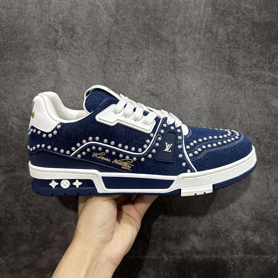 【广东纯原版本】Louis Vuitton Trainer lv时装走秀运动鞋 完美鞋型超高的清洁度 零毛边线头瑕疵 全套原楦原纸版原鞋开模 全网最具灵魂的版型 正确原装黄色鞋盒 正确中底印花 鞋面印花3D高频深度立体 全鞋电脑针车 紧密相连 针距密度一致 环保乳胶注塑鞋垫 厚度脚感还原原版 皮面裁剪部位 统一油边封口工艺 原装橡胶大底含胶量大底组合零偏差 专柜全套包装 防尘袋 说明书 质保卡 男女鞋 尺码：38 39 40 41 42 43 44 45-选品中心