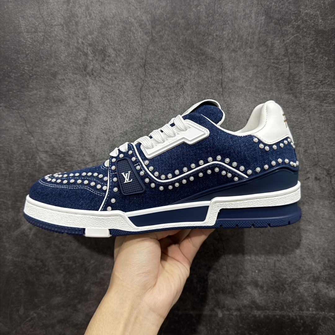 图片[2]-【广东纯原版本】Louis Vuitton Trainer lv时装走秀运动鞋 完美鞋型超高的清洁度 零毛边线头瑕疵 全套原楦原纸版原鞋开模 全网最具灵魂的版型 正确原装黄色鞋盒 正确中底印花 鞋面印花3D高频深度立体 全鞋电脑针车 紧密相连 针距密度一致 环保乳胶注塑鞋垫 厚度脚感还原原版 皮面裁剪部位 统一油边封口工艺 原装橡胶大底含胶量大底组合零偏差 专柜全套包装 防尘袋 说明书 质保卡 男女鞋 尺码：38 39 40 41 42 43 44 45-选品中心