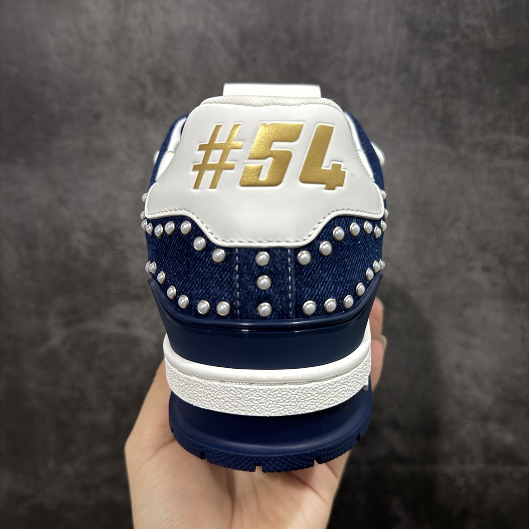 图片[4]-【广东纯原版本】Louis Vuitton Trainer lv时装走秀运动鞋 完美鞋型超高的清洁度 零毛边线头瑕疵 全套原楦原纸版原鞋开模 全网最具灵魂的版型 正确原装黄色鞋盒 正确中底印花 鞋面印花3D高频深度立体 全鞋电脑针车 紧密相连 针距密度一致 环保乳胶注塑鞋垫 厚度脚感还原原版 皮面裁剪部位 统一油边封口工艺 原装橡胶大底含胶量大底组合零偏差 专柜全套包装 防尘袋 说明书 质保卡 男女鞋 尺码：38 39 40 41 42 43 44 45-选品中心