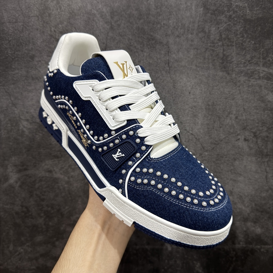 图片[3]-【广东纯原版本】Louis Vuitton Trainer lv时装走秀运动鞋 完美鞋型超高的清洁度 零毛边线头瑕疵 全套原楦原纸版原鞋开模 全网最具灵魂的版型 正确原装黄色鞋盒 正确中底印花 鞋面印花3D高频深度立体 全鞋电脑针车 紧密相连 针距密度一致 环保乳胶注塑鞋垫 厚度脚感还原原版 皮面裁剪部位 统一油边封口工艺 原装橡胶大底含胶量大底组合零偏差 专柜全套包装 防尘袋 说明书 质保卡 男女鞋 尺码：38 39 40 41 42 43 44 45-选品中心