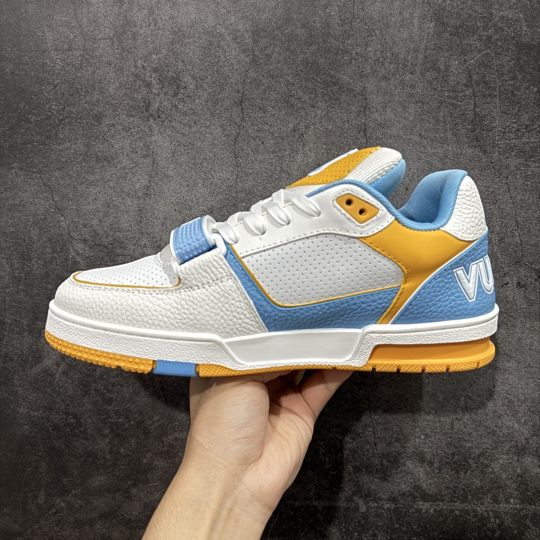 图片[2]-【广东纯原版本】Louis Vuitton Trainer lv时装走秀运动鞋 完美鞋型超高的清洁度 零毛边线头瑕疵 全套原楦原纸版原鞋开模 全网最具灵魂的版型 正确原装黄色鞋盒 正确中底印花 鞋面印花3D高频深度立体 全鞋电脑针车 紧密相连 针距密度一致 环保乳胶注塑鞋垫 厚度脚感还原原版 皮面裁剪部位 统一油边封口工艺 原装橡胶大底含胶量大底组合零偏差 专柜全套包装 防尘袋 说明书 质保卡 男女鞋 尺码：38 39 40 41 42 43 44 45-选品中心