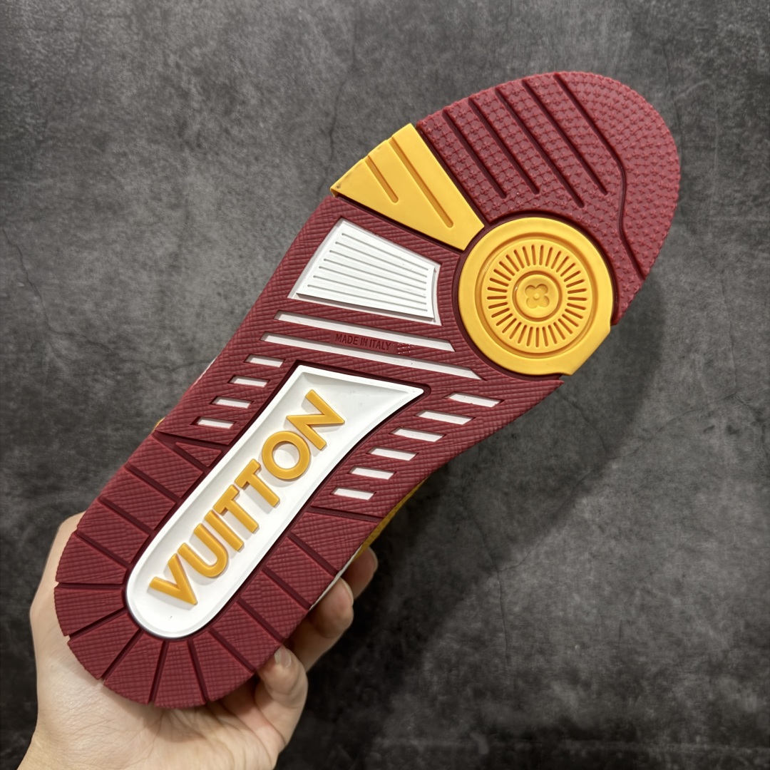 图片[9]-【广东纯原版本】Louis Vuitton Trainer lv时装走秀运动鞋 完美鞋型超高的清洁度 零毛边线头瑕疵 全套原楦原纸版原鞋开模 全网最具灵魂的版型 正确原装黄色鞋盒 正确中底印花 鞋面印花3D高频深度立体 全鞋电脑针车 紧密相连 针距密度一致 环保乳胶注塑鞋垫 厚度脚感还原原版 皮面裁剪部位 统一油边封口工艺 原装橡胶大底含胶量大底组合零偏差 专柜全套包装 防尘袋 说明书 质保卡 男女鞋 尺码：38 39 40 41 42 43 44 45-选品中心