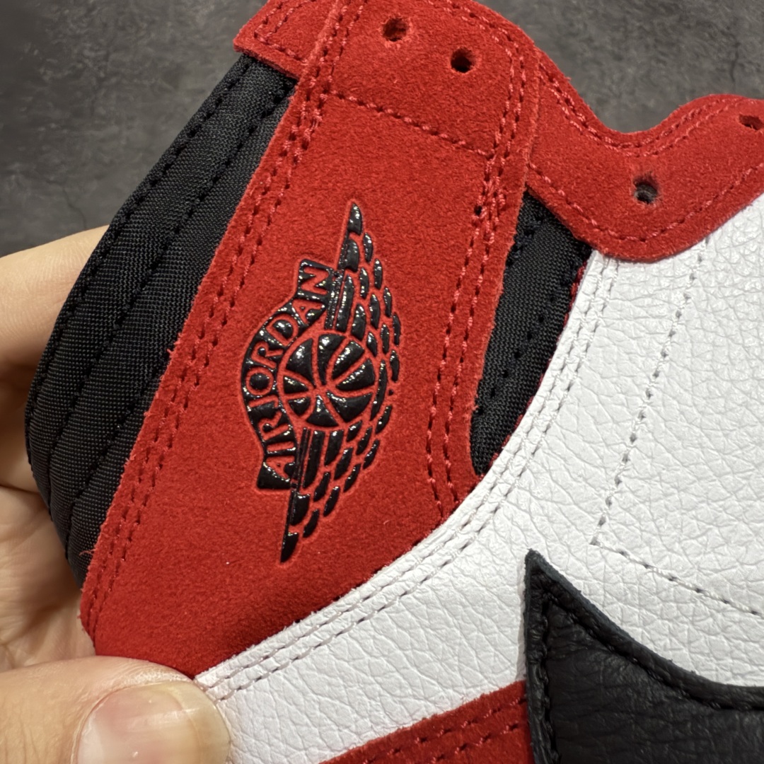 图片[3]-【Ljr特供】Travis Scott x Air Jordan AJ1 High OG SP TS联名红白倒钩高帮 DH3277-601 全新改良批次 圈内最强倒钩系列 高端零售裸鞋圈特供批次 SZ原厂全套原楦原纸板冲刀磨具开发 原厂皮料加持 原厂港宝加持定型后跟R度完美 同源原厂电绣 飞翼针数密度立体效果一致 百分百一致原鞋 原厂拉帮工艺 针距密度一致 后跟弧度收口自然不对折 极致一眼正品既视感 进口玻璃冲刀皮料裁剪零毛边 全鞋电脑针车工艺 品控清洁度最高QC检验标准 免检产品 原厂订购鞋盒、鞋标、防尘纸、鞋撑、鞋带 追求极致的原厂味道 尺码：40.5 41 42 42.5 43 44 44.5 45 46 47.5 48.5-选品中心