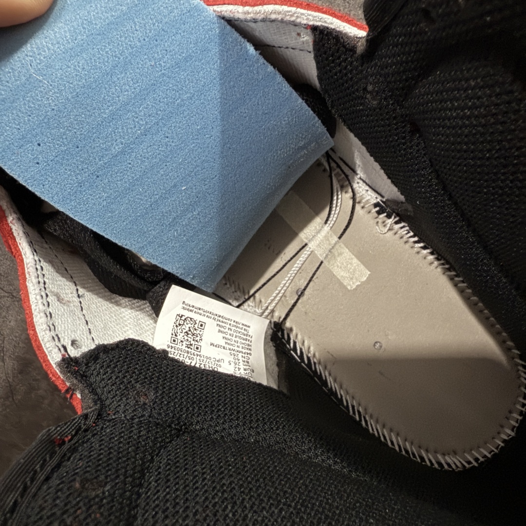 图片[9]-【Ljr特供】Travis Scott x Air Jordan AJ1 High OG SP TS联名红白倒钩高帮 DH3277-601 全新改良批次 圈内最强倒钩系列 高端零售裸鞋圈特供批次 SZ原厂全套原楦原纸板冲刀磨具开发 原厂皮料加持 原厂港宝加持定型后跟R度完美 同源原厂电绣 飞翼针数密度立体效果一致 百分百一致原鞋 原厂拉帮工艺 针距密度一致 后跟弧度收口自然不对折 极致一眼正品既视感 进口玻璃冲刀皮料裁剪零毛边 全鞋电脑针车工艺 品控清洁度最高QC检验标准 免检产品 原厂订购鞋盒、鞋标、防尘纸、鞋撑、鞋带 追求极致的原厂味道 尺码：40.5 41 42 42.5 43 44 44.5 45 46 47.5 48.5-选品中心