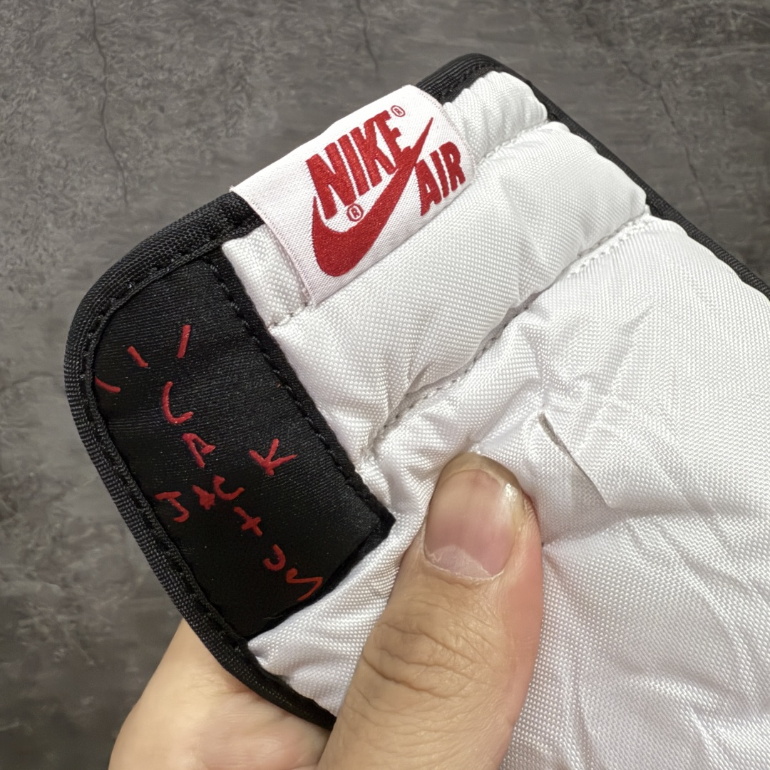 图片[6]-【Ljr特供】Travis Scott x Air Jordan AJ1 High OG SP TS联名红白倒钩高帮 DH3277-601 全新改良批次 圈内最强倒钩系列 高端零售裸鞋圈特供批次 SZ原厂全套原楦原纸板冲刀磨具开发 原厂皮料加持 原厂港宝加持定型后跟R度完美 同源原厂电绣 飞翼针数密度立体效果一致 百分百一致原鞋 原厂拉帮工艺 针距密度一致 后跟弧度收口自然不对折 极致一眼正品既视感 进口玻璃冲刀皮料裁剪零毛边 全鞋电脑针车工艺 品控清洁度最高QC检验标准 免检产品 原厂订购鞋盒、鞋标、防尘纸、鞋撑、鞋带 追求极致的原厂味道 尺码：40.5 41 42 42.5 43 44 44.5 45 46 47.5 48.5-选品中心
