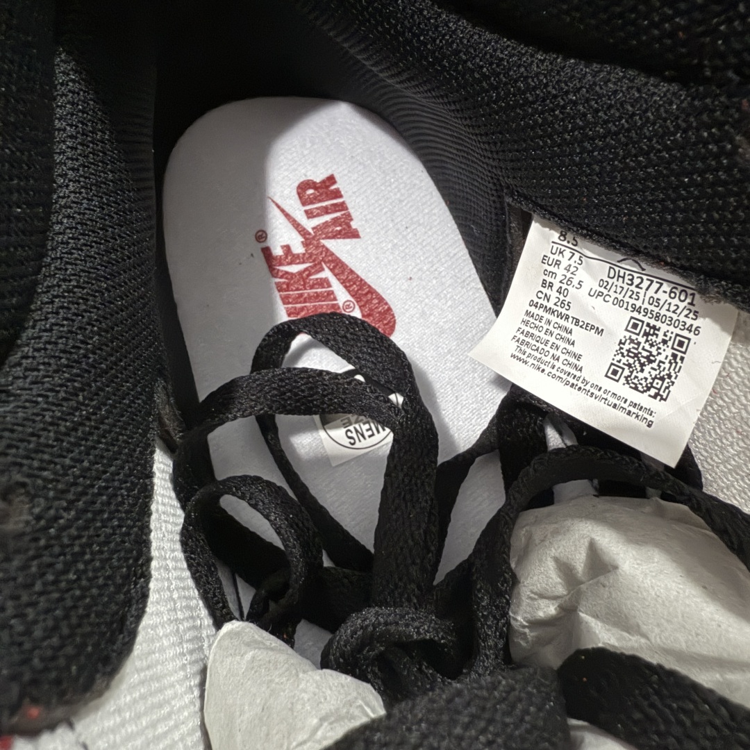 图片[8]-【Ljr特供】Travis Scott x Air Jordan AJ1 High OG SP TS联名红白倒钩高帮 DH3277-601 全新改良批次 圈内最强倒钩系列 高端零售裸鞋圈特供批次 SZ原厂全套原楦原纸板冲刀磨具开发 原厂皮料加持 原厂港宝加持定型后跟R度完美 同源原厂电绣 飞翼针数密度立体效果一致 百分百一致原鞋 原厂拉帮工艺 针距密度一致 后跟弧度收口自然不对折 极致一眼正品既视感 进口玻璃冲刀皮料裁剪零毛边 全鞋电脑针车工艺 品控清洁度最高QC检验标准 免检产品 原厂订购鞋盒、鞋标、防尘纸、鞋撑、鞋带 追求极致的原厂味道 尺码：40.5 41 42 42.5 43 44 44.5 45 46 47.5 48.5-选品中心