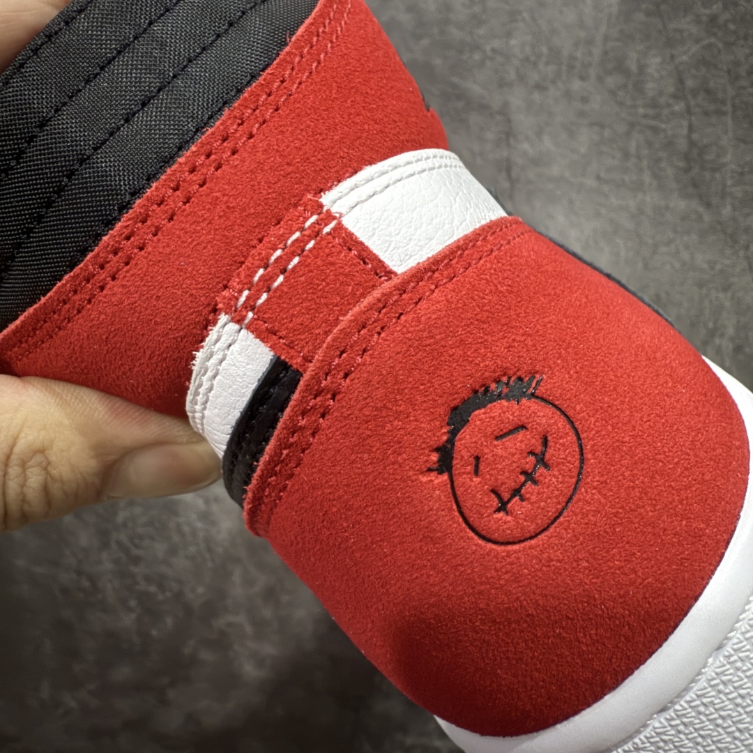 图片[2]-【Ljr特供】Travis Scott x Air Jordan AJ1 High OG SP TS联名红白倒钩高帮 DH3277-601 全新改良批次 圈内最强倒钩系列 高端零售裸鞋圈特供批次 SZ原厂全套原楦原纸板冲刀磨具开发 原厂皮料加持 原厂港宝加持定型后跟R度完美 同源原厂电绣 飞翼针数密度立体效果一致 百分百一致原鞋 原厂拉帮工艺 针距密度一致 后跟弧度收口自然不对折 极致一眼正品既视感 进口玻璃冲刀皮料裁剪零毛边 全鞋电脑针车工艺 品控清洁度最高QC检验标准 免检产品 原厂订购鞋盒、鞋标、防尘纸、鞋撑、鞋带 追求极致的原厂味道 尺码：40.5 41 42 42.5 43 44 44.5 45 46 47.5 48.5-选品中心