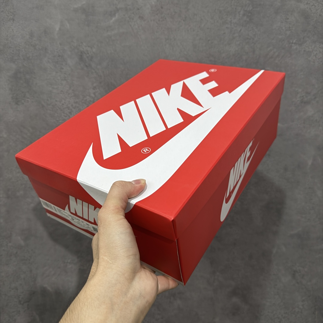 图片[12]-【Ljr特供】Travis Scott x Air Jordan AJ1 High OG SP TS联名红白倒钩高帮 DH3277-601 全新改良批次 圈内最强倒钩系列 高端零售裸鞋圈特供批次 SZ原厂全套原楦原纸板冲刀磨具开发 原厂皮料加持 原厂港宝加持定型后跟R度完美 同源原厂电绣 飞翼针数密度立体效果一致 百分百一致原鞋 原厂拉帮工艺 针距密度一致 后跟弧度收口自然不对折 极致一眼正品既视感 进口玻璃冲刀皮料裁剪零毛边 全鞋电脑针车工艺 品控清洁度最高QC检验标准 免检产品 原厂订购鞋盒、鞋标、防尘纸、鞋撑、鞋带 追求极致的原厂味道 尺码：40.5 41 42 42.5 43 44 44.5 45 46 47.5 48.5-选品中心