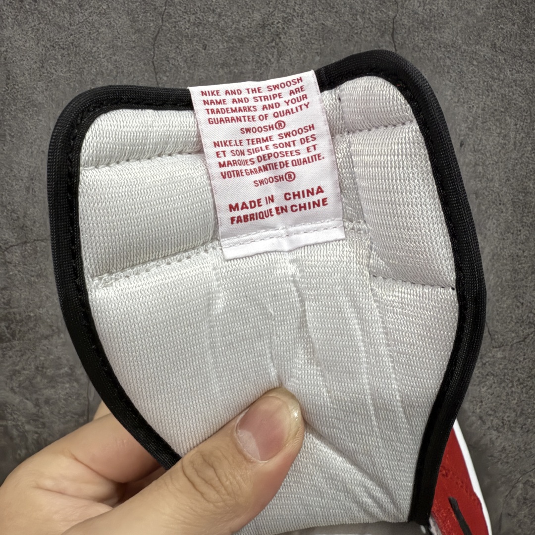 图片[7]-【Ljr特供】Travis Scott x Air Jordan AJ1 High OG SP TS联名红白倒钩高帮 DH3277-601 全新改良批次 圈内最强倒钩系列 高端零售裸鞋圈特供批次 SZ原厂全套原楦原纸板冲刀磨具开发 原厂皮料加持 原厂港宝加持定型后跟R度完美 同源原厂电绣 飞翼针数密度立体效果一致 百分百一致原鞋 原厂拉帮工艺 针距密度一致 后跟弧度收口自然不对折 极致一眼正品既视感 进口玻璃冲刀皮料裁剪零毛边 全鞋电脑针车工艺 品控清洁度最高QC检验标准 免检产品 原厂订购鞋盒、鞋标、防尘纸、鞋撑、鞋带 追求极致的原厂味道 尺码：40.5 41 42 42.5 43 44 44.5 45 46 47.5 48.5-选品中心