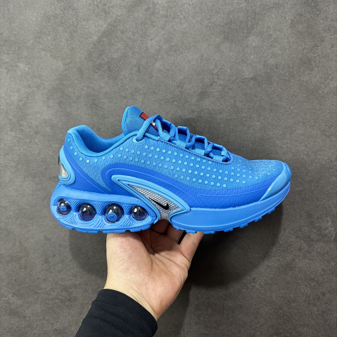 【纯原YH版】Nike Air Max Dn 舒适耐用 防滑耐磨 低帮 生活休闲鞋 今年 Air Max Day,搭载 “Dynamic Air”技术的 Nike Air Max Dn 首次亮相,四个分区圆形开窗气垫带来极高的辨识度。采用“Dynamic Air”技术加持,不仅具备着充满科技感的外观,更具备着优越的穿着质感。TPU 拱形稳定片为中足提供结构支撑,搭配后跟 TPU 贴片起到支撑跟腱的作用。注入式 Phylon 泡绵包裹 Air 气垫单元,适合街头行走的橡胶大底则包裹足跟部位,提供抓地力和耐穿性。 货号:HQ4567-001 尺码:36 37.5 38 39 40 41 42 43 44 45-选品中心
