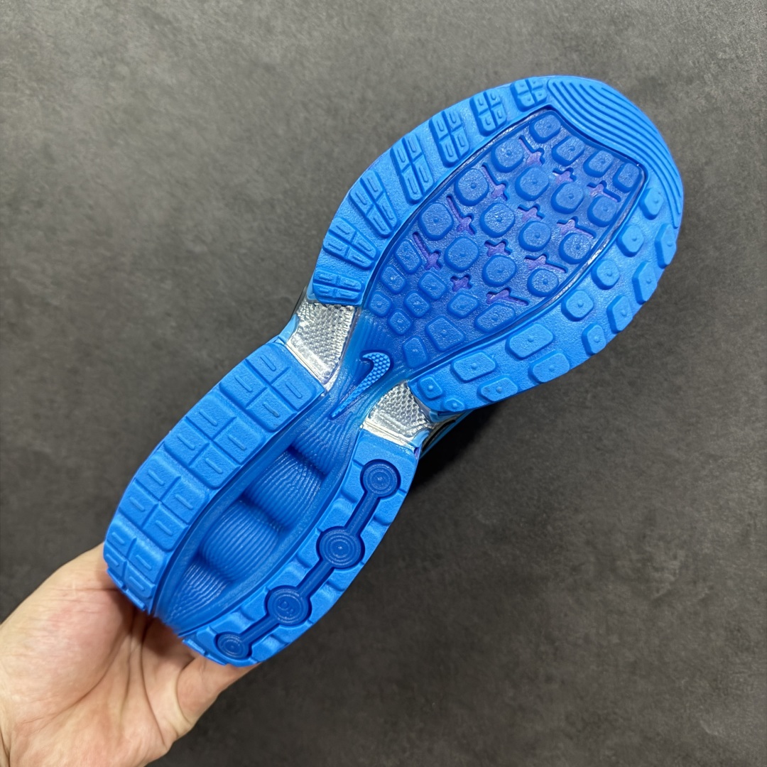 图片[9]-【纯原YH版】Nike Air Max Dn 舒适耐用 防滑耐磨 低帮 生活休闲鞋 今年 Air Max Day，搭载 “Dynamic Air”技术的 Nike Air Max Dn 首次亮相，四个分区圆形开窗气垫带来极高的辨识度。采用“Dynamic Air”技术加持，不仅具备着充满科技感的外观，更具备着优越的穿着质感。TPU 拱形稳定片为中足提供结构支撑，搭配后跟 TPU 贴片起到支撑跟腱的作用。注入式 Phylon 泡绵包裹 Air 气垫单元，适合街头行走的橡胶大底则包裹足跟部位，提供抓地力和耐穿性。 货号：HQ4567-001 尺码：36 37.5 38 39 40 41 42 43 44 45-选品中心