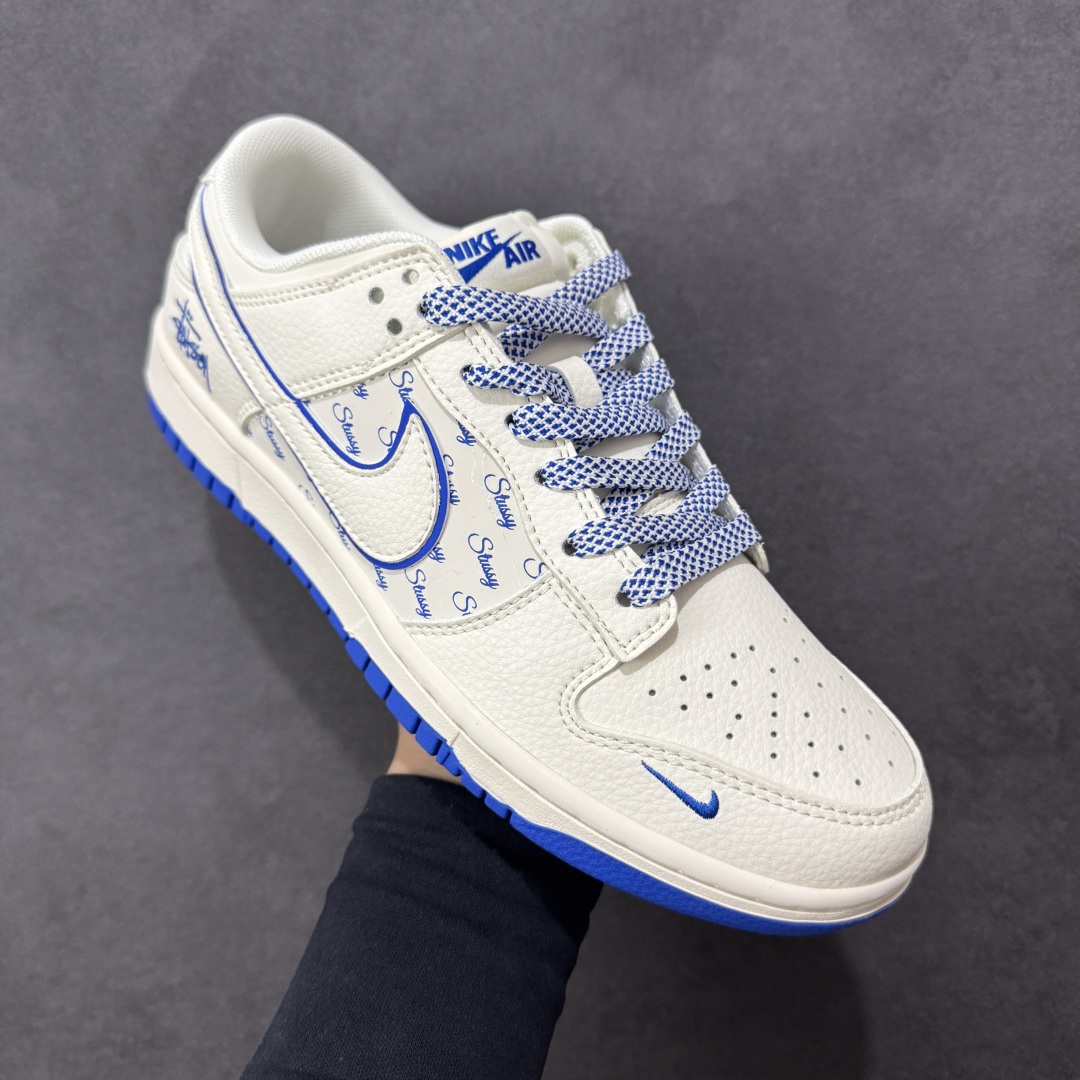 图片[3]-【定制版】Stussy x Nike Dunk SB Low 斯图西 x 耐克 SB 低帮 联名米白蓝 鞋身整体以米白色皮革打造，搭配米白色皮革框架覆盖层，使鞋款十分百搭，鞋舌绣标上以Stussy字样呈现，鞋身两侧的Swoosh Logo采用白色点缀并以蓝色进行描边，后跟饰片使用米白色皮革制作，鞋头处迷你Swoosh Logo辅以蓝色示人，鞋舌是网眼布材料，增强了透气性，后跟Nike字样以蓝色刺绣妆点，后跟绣有Stussy字样，彰显联名身份；最后以米白色中底搭配蓝色橡胶外底完善整体设计收尾。 货号：JP1628-022 尺码：36 36.5 37.5 38 38.5 39 40 40.5 41 42 42.5 43 44 44.5 45 编码：HXSB330340-选品中心