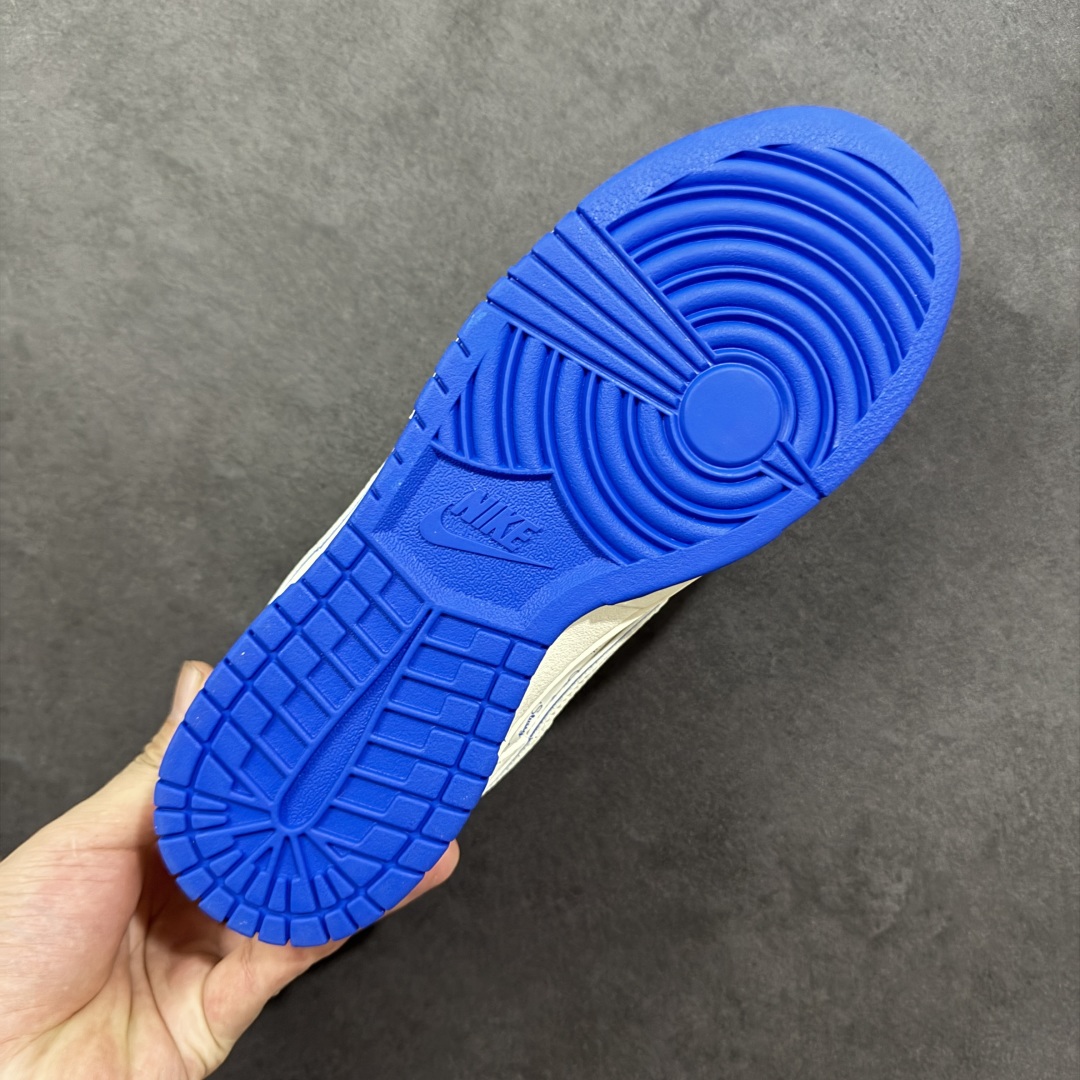 图片[9]-【定制版】Stussy x Nike Dunk SB Low 斯图西 x 耐克 SB 低帮 联名米白蓝 鞋身整体以米白色皮革打造，搭配米白色皮革框架覆盖层，使鞋款十分百搭，鞋舌绣标上以Stussy字样呈现，鞋身两侧的Swoosh Logo采用白色点缀并以蓝色进行描边，后跟饰片使用米白色皮革制作，鞋头处迷你Swoosh Logo辅以蓝色示人，鞋舌是网眼布材料，增强了透气性，后跟Nike字样以蓝色刺绣妆点，后跟绣有Stussy字样，彰显联名身份；最后以米白色中底搭配蓝色橡胶外底完善整体设计收尾。 货号：JP1628-022 尺码：36 36.5 37.5 38 38.5 39 40 40.5 41 42 42.5 43 44 44.5 45 编码：HXSB330340-选品中心