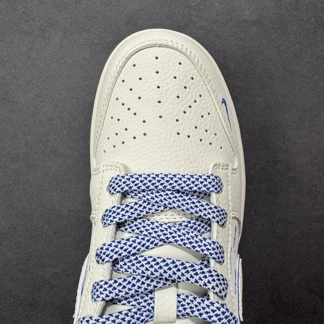 图片[8]-【定制版】Stussy x Nike Dunk SB Low 斯图西 x 耐克 SB 低帮 联名米白蓝 鞋身整体以米白色皮革打造，搭配米白色皮革框架覆盖层，使鞋款十分百搭，鞋舌绣标上以Stussy字样呈现，鞋身两侧的Swoosh Logo采用白色点缀并以蓝色进行描边，后跟饰片使用米白色皮革制作，鞋头处迷你Swoosh Logo辅以蓝色示人，鞋舌是网眼布材料，增强了透气性，后跟Nike字样以蓝色刺绣妆点，后跟绣有Stussy字样，彰显联名身份；最后以米白色中底搭配蓝色橡胶外底完善整体设计收尾。 货号：JP1628-022 尺码：36 36.5 37.5 38 38.5 39 40 40.5 41 42 42.5 43 44 44.5 45 编码：HXSB330340-选品中心