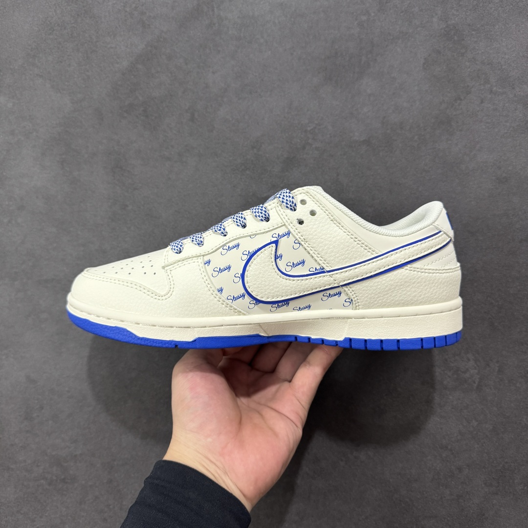 图片[2]-【定制版】Stussy x Nike Dunk SB Low 斯图西 x 耐克 SB 低帮 联名米白蓝 鞋身整体以米白色皮革打造，搭配米白色皮革框架覆盖层，使鞋款十分百搭，鞋舌绣标上以Stussy字样呈现，鞋身两侧的Swoosh Logo采用白色点缀并以蓝色进行描边，后跟饰片使用米白色皮革制作，鞋头处迷你Swoosh Logo辅以蓝色示人，鞋舌是网眼布材料，增强了透气性，后跟Nike字样以蓝色刺绣妆点，后跟绣有Stussy字样，彰显联名身份；最后以米白色中底搭配蓝色橡胶外底完善整体设计收尾。 货号：JP1628-022 尺码：36 36.5 37.5 38 38.5 39 40 40.5 41 42 42.5 43 44 44.5 45 编码：HXSB330340-选品中心