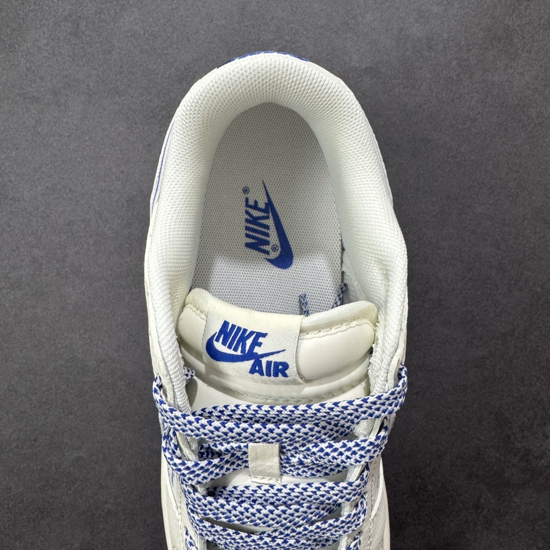 图片[7]-【定制版】Stussy x Nike Dunk SB Low 斯图西 x 耐克 SB 低帮 联名米白蓝 鞋身整体以米白色皮革打造，搭配米白色皮革框架覆盖层，使鞋款十分百搭，鞋舌绣标上以Stussy字样呈现，鞋身两侧的Swoosh Logo采用白色点缀并以蓝色进行描边，后跟饰片使用米白色皮革制作，鞋头处迷你Swoosh Logo辅以蓝色示人，鞋舌是网眼布材料，增强了透气性，后跟Nike字样以蓝色刺绣妆点，后跟绣有Stussy字样，彰显联名身份；最后以米白色中底搭配蓝色橡胶外底完善整体设计收尾。 货号：JP1628-022 尺码：36 36.5 37.5 38 38.5 39 40 40.5 41 42 42.5 43 44 44.5 45 编码：HXSB330340-选品中心