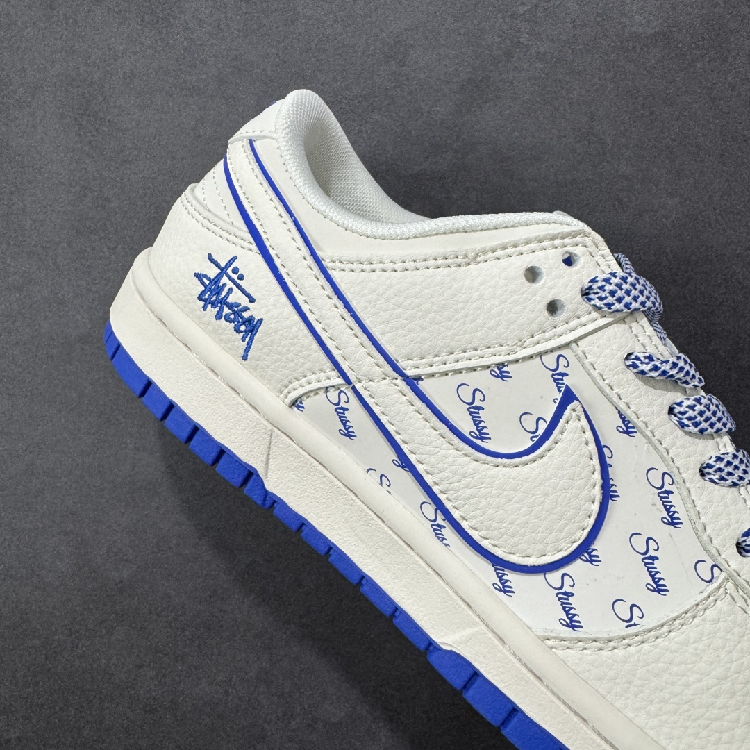 图片[6]-【定制版】Stussy x Nike Dunk SB Low 斯图西 x 耐克 SB 低帮 联名米白蓝 鞋身整体以米白色皮革打造，搭配米白色皮革框架覆盖层，使鞋款十分百搭，鞋舌绣标上以Stussy字样呈现，鞋身两侧的Swoosh Logo采用白色点缀并以蓝色进行描边，后跟饰片使用米白色皮革制作，鞋头处迷你Swoosh Logo辅以蓝色示人，鞋舌是网眼布材料，增强了透气性，后跟Nike字样以蓝色刺绣妆点，后跟绣有Stussy字样，彰显联名身份；最后以米白色中底搭配蓝色橡胶外底完善整体设计收尾。 货号：JP1628-022 尺码：36 36.5 37.5 38 38.5 39 40 40.5 41 42 42.5 43 44 44.5 45 编码：HXSB330340-选品中心