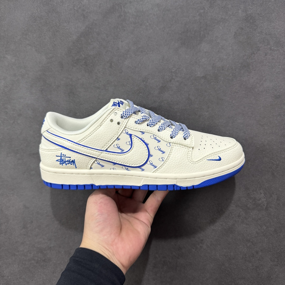 【定制版】Stussy x Nike Dunk SB Low 斯图西 x 耐克 SB 低帮 联名米白蓝 鞋身整体以米白色皮革打造,搭配米白色皮革框架覆盖层,使鞋款十分百搭,鞋舌绣标上以Stussy字样呈现,鞋身两侧的Swoosh Logo采用白色点缀并以蓝色进行描边,后跟饰片使用米白色皮革制作,鞋头处迷你Swoosh Logo辅以蓝色示人,鞋舌是网眼布材料,增强了透气性,后跟Nike字样以蓝色刺绣妆点,后跟绣有Stussy字样,彰显联名身份;最后以米白色中底搭配蓝色橡胶外底完善整体设计收尾。 货号:JP1628-022 尺码:36 36.5 37.5 38 38.5 39 40 40.5 41 42 42.5 43 44 44.5 45 编码:HXSB330340-选品中心