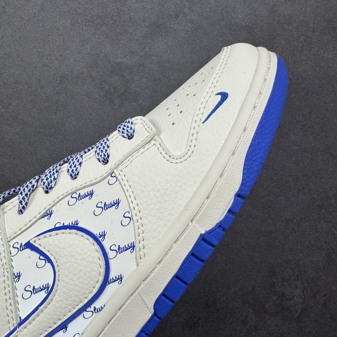 图片[5]-【定制版】Stussy x Nike Dunk SB Low 斯图西 x 耐克 SB 低帮 联名米白蓝 鞋身整体以米白色皮革打造，搭配米白色皮革框架覆盖层，使鞋款十分百搭，鞋舌绣标上以Stussy字样呈现，鞋身两侧的Swoosh Logo采用白色点缀并以蓝色进行描边，后跟饰片使用米白色皮革制作，鞋头处迷你Swoosh Logo辅以蓝色示人，鞋舌是网眼布材料，增强了透气性，后跟Nike字样以蓝色刺绣妆点，后跟绣有Stussy字样，彰显联名身份；最后以米白色中底搭配蓝色橡胶外底完善整体设计收尾。 货号：JP1628-022 尺码：36 36.5 37.5 38 38.5 39 40 40.5 41 42 42.5 43 44 44.5 45 编码：HXSB330340-选品中心
