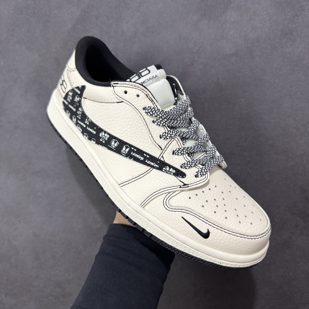 图片[3]-【定制版】Balenciaga x Travis Scott x Air Jordan 1 Low 巴黎世家 x AJ1 低帮 米白黑倒钩 AJ1 乔丹1代 aj1 乔1 低邦 米白黑倒勾联名 乔丹篮球鞋系列 鞋身整体以米白色皮革打造，搭配米白色皮革框架覆盖层呈现，标志性的反钩Swoosh Logo采用黑色呈现，内侧也辅以黑色Swoosh Logo点缀，鞋舌等多处TS标志性元素均得以保留；鞋舌绣标上以巴黎世家品牌Logo及Balenciaga字样呈现，鞋头处迷你Swoosh Logo以黑色刺绣妆点，后跟鬼脸Logo标志及Wings Logo采用黑色缝线打造，后跟侧下方印有Balenciaga字样，彰显联名身份；最后以米白色中底搭配黑色橡胶外底完善整体设计收尾。 货号：DS2025-002 尺码：36 36.5 37.5 38 38.5 39 40 40.5 41 42 42.5 43 44 44.5 45 编码：HXSB330340-选品中心