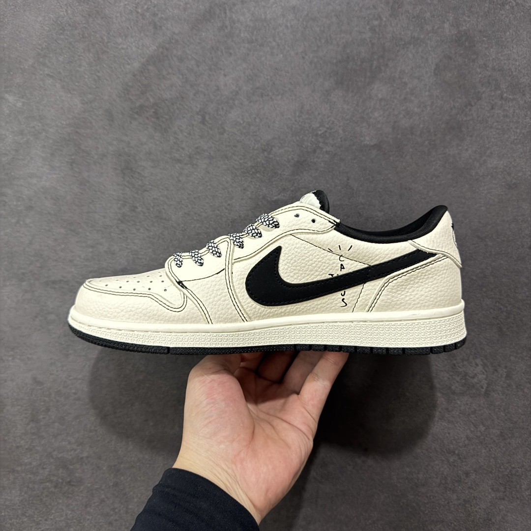 图片[2]-【定制版】Balenciaga x Travis Scott x Air Jordan 1 Low 巴黎世家 x AJ1 低帮 米白黑倒钩 AJ1 乔丹1代 aj1 乔1 低邦 米白黑倒勾联名 乔丹篮球鞋系列 鞋身整体以米白色皮革打造，搭配米白色皮革框架覆盖层呈现，标志性的反钩Swoosh Logo采用黑色呈现，内侧也辅以黑色Swoosh Logo点缀，鞋舌等多处TS标志性元素均得以保留；鞋舌绣标上以巴黎世家品牌Logo及Balenciaga字样呈现，鞋头处迷你Swoosh Logo以黑色刺绣妆点，后跟鬼脸Logo标志及Wings Logo采用黑色缝线打造，后跟侧下方印有Balenciaga字样，彰显联名身份；最后以米白色中底搭配黑色橡胶外底完善整体设计收尾。 货号：DS2025-002 尺码：36 36.5 37.5 38 38.5 39 40 40.5 41 42 42.5 43 44 44.5 45 编码：HXSB330340-选品中心