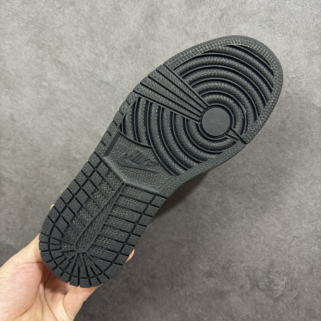 图片[9]-【定制版】Balenciaga x Travis Scott x Air Jordan 1 Low 巴黎世家 x AJ1 低帮 米白黑倒钩 AJ1 乔丹1代 aj1 乔1 低邦 米白黑倒勾联名 乔丹篮球鞋系列 鞋身整体以米白色皮革打造，搭配米白色皮革框架覆盖层呈现，标志性的反钩Swoosh Logo采用黑色呈现，内侧也辅以黑色Swoosh Logo点缀，鞋舌等多处TS标志性元素均得以保留；鞋舌绣标上以巴黎世家品牌Logo及Balenciaga字样呈现，鞋头处迷你Swoosh Logo以黑色刺绣妆点，后跟鬼脸Logo标志及Wings Logo采用黑色缝线打造，后跟侧下方印有Balenciaga字样，彰显联名身份；最后以米白色中底搭配黑色橡胶外底完善整体设计收尾。 货号：DS2025-002 尺码：36 36.5 37.5 38 38.5 39 40 40.5 41 42 42.5 43 44 44.5 45 编码：HXSB330340-选品中心