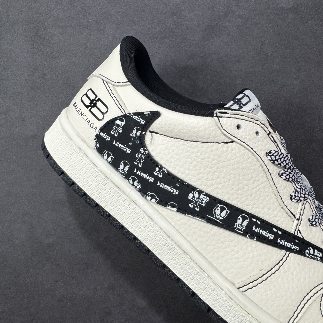 图片[6]-【定制版】Balenciaga x Travis Scott x Air Jordan 1 Low 巴黎世家 x AJ1 低帮 米白黑倒钩 AJ1 乔丹1代 aj1 乔1 低邦 米白黑倒勾联名 乔丹篮球鞋系列 鞋身整体以米白色皮革打造，搭配米白色皮革框架覆盖层呈现，标志性的反钩Swoosh Logo采用黑色呈现，内侧也辅以黑色Swoosh Logo点缀，鞋舌等多处TS标志性元素均得以保留；鞋舌绣标上以巴黎世家品牌Logo及Balenciaga字样呈现，鞋头处迷你Swoosh Logo以黑色刺绣妆点，后跟鬼脸Logo标志及Wings Logo采用黑色缝线打造，后跟侧下方印有Balenciaga字样，彰显联名身份；最后以米白色中底搭配黑色橡胶外底完善整体设计收尾。 货号：DS2025-002 尺码：36 36.5 37.5 38 38.5 39 40 40.5 41 42 42.5 43 44 44.5 45 编码：HXSB330340-选品中心