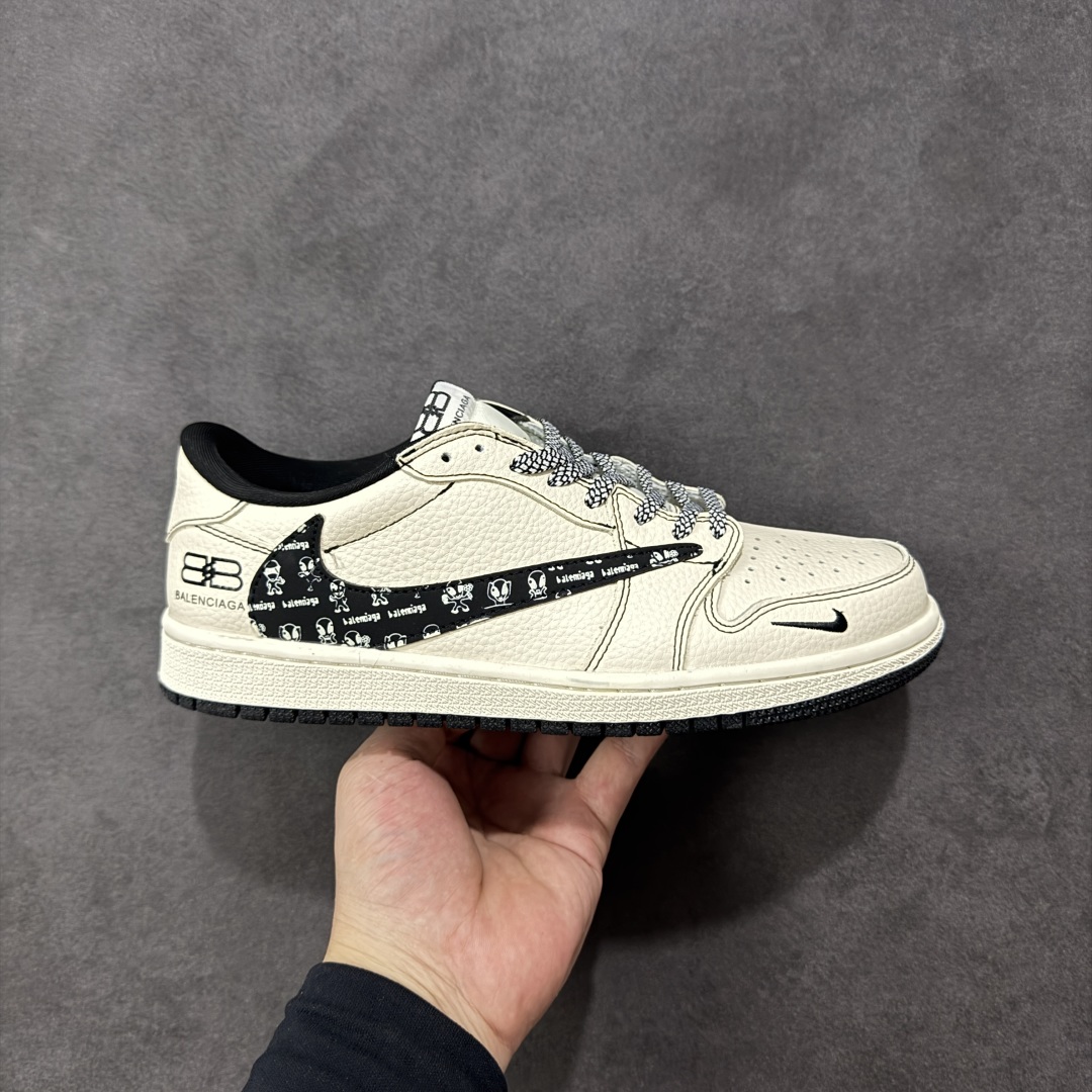 【定制版】Balenciaga x Travis Scott x Air Jordan 1 Low 巴黎世家 x AJ1 低帮 米白黑倒钩 AJ1 乔丹1代 aj1 乔1 低邦 米白黑倒勾联名 乔丹篮球鞋系列 鞋身整体以米白色皮革打造，搭配米白色皮革框架覆盖层呈现，标志性的反钩Swoosh Logo采用黑色呈现，内侧也辅以黑色Swoosh Logo点缀，鞋舌等多处TS标志性元素均得以保留；鞋舌绣标上以巴黎世家品牌Logo及Balenciaga字样呈现，鞋头处迷你Swoosh Logo以黑色刺绣妆点，后跟鬼脸Logo标志及Wings Logo采用黑色缝线打造，后跟侧下方印有Balenciaga字样，彰显联名身份；最后以米白色中底搭配黑色橡胶外底完善整体设计收尾。 货号：DS2025-002 尺码：36 36.5 37.5 38 38.5 39 40 40.5 41 42 42.5 43 44 44.5 45 编码：HXSB330340-选品中心