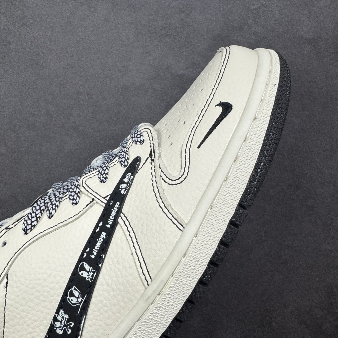 图片[5]-【定制版】Balenciaga x Travis Scott x Air Jordan 1 Low 巴黎世家 x AJ1 低帮 米白黑倒钩 AJ1 乔丹1代 aj1 乔1 低邦 米白黑倒勾联名 乔丹篮球鞋系列 鞋身整体以米白色皮革打造，搭配米白色皮革框架覆盖层呈现，标志性的反钩Swoosh Logo采用黑色呈现，内侧也辅以黑色Swoosh Logo点缀，鞋舌等多处TS标志性元素均得以保留；鞋舌绣标上以巴黎世家品牌Logo及Balenciaga字样呈现，鞋头处迷你Swoosh Logo以黑色刺绣妆点，后跟鬼脸Logo标志及Wings Logo采用黑色缝线打造，后跟侧下方印有Balenciaga字样，彰显联名身份；最后以米白色中底搭配黑色橡胶外底完善整体设计收尾。 货号：DS2025-002 尺码：36 36.5 37.5 38 38.5 39 40 40.5 41 42 42.5 43 44 44.5 45 编码：HXSB330340-选品中心