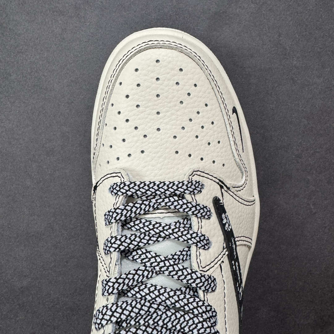 图片[8]-【定制版】Balenciaga x Travis Scott x Air Jordan 1 Low 巴黎世家 x AJ1 低帮 米白黑倒钩 AJ1 乔丹1代 aj1 乔1 低邦 米白黑倒勾联名 乔丹篮球鞋系列 鞋身整体以米白色皮革打造，搭配米白色皮革框架覆盖层呈现，标志性的反钩Swoosh Logo采用黑色呈现，内侧也辅以黑色Swoosh Logo点缀，鞋舌等多处TS标志性元素均得以保留；鞋舌绣标上以巴黎世家品牌Logo及Balenciaga字样呈现，鞋头处迷你Swoosh Logo以黑色刺绣妆点，后跟鬼脸Logo标志及Wings Logo采用黑色缝线打造，后跟侧下方印有Balenciaga字样，彰显联名身份；最后以米白色中底搭配黑色橡胶外底完善整体设计收尾。 货号：DS2025-002 尺码：36 36.5 37.5 38 38.5 39 40 40.5 41 42 42.5 43 44 44.5 45 编码：HXSB330340-选品中心