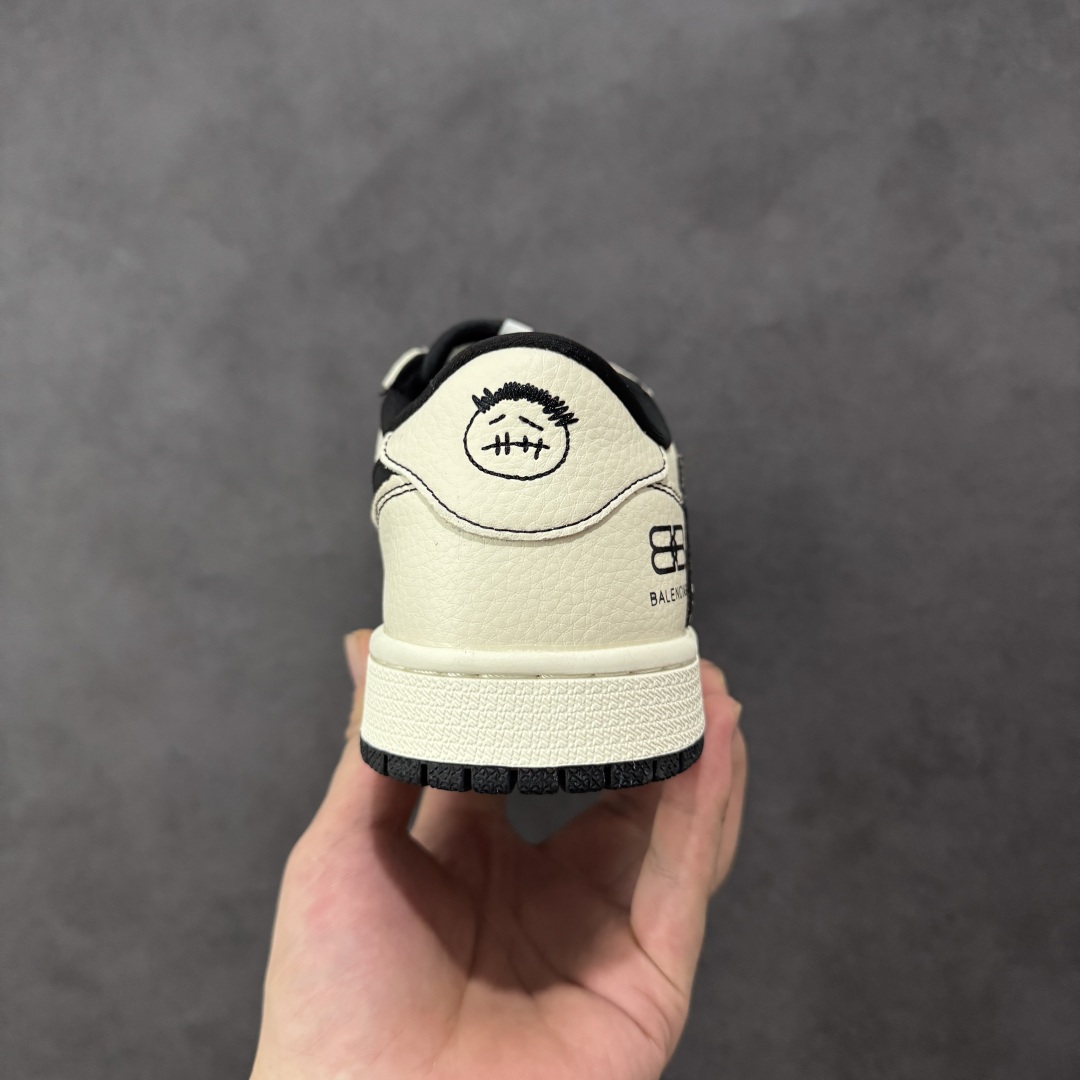 图片[4]-【定制版】Balenciaga x Travis Scott x Air Jordan 1 Low 巴黎世家 x AJ1 低帮 米白黑倒钩 AJ1 乔丹1代 aj1 乔1 低邦 米白黑倒勾联名 乔丹篮球鞋系列 鞋身整体以米白色皮革打造，搭配米白色皮革框架覆盖层呈现，标志性的反钩Swoosh Logo采用黑色呈现，内侧也辅以黑色Swoosh Logo点缀，鞋舌等多处TS标志性元素均得以保留；鞋舌绣标上以巴黎世家品牌Logo及Balenciaga字样呈现，鞋头处迷你Swoosh Logo以黑色刺绣妆点，后跟鬼脸Logo标志及Wings Logo采用黑色缝线打造，后跟侧下方印有Balenciaga字样，彰显联名身份；最后以米白色中底搭配黑色橡胶外底完善整体设计收尾。 货号：DS2025-002 尺码：36 36.5 37.5 38 38.5 39 40 40.5 41 42 42.5 43 44 44.5 45 编码：HXSB330340-选品中心