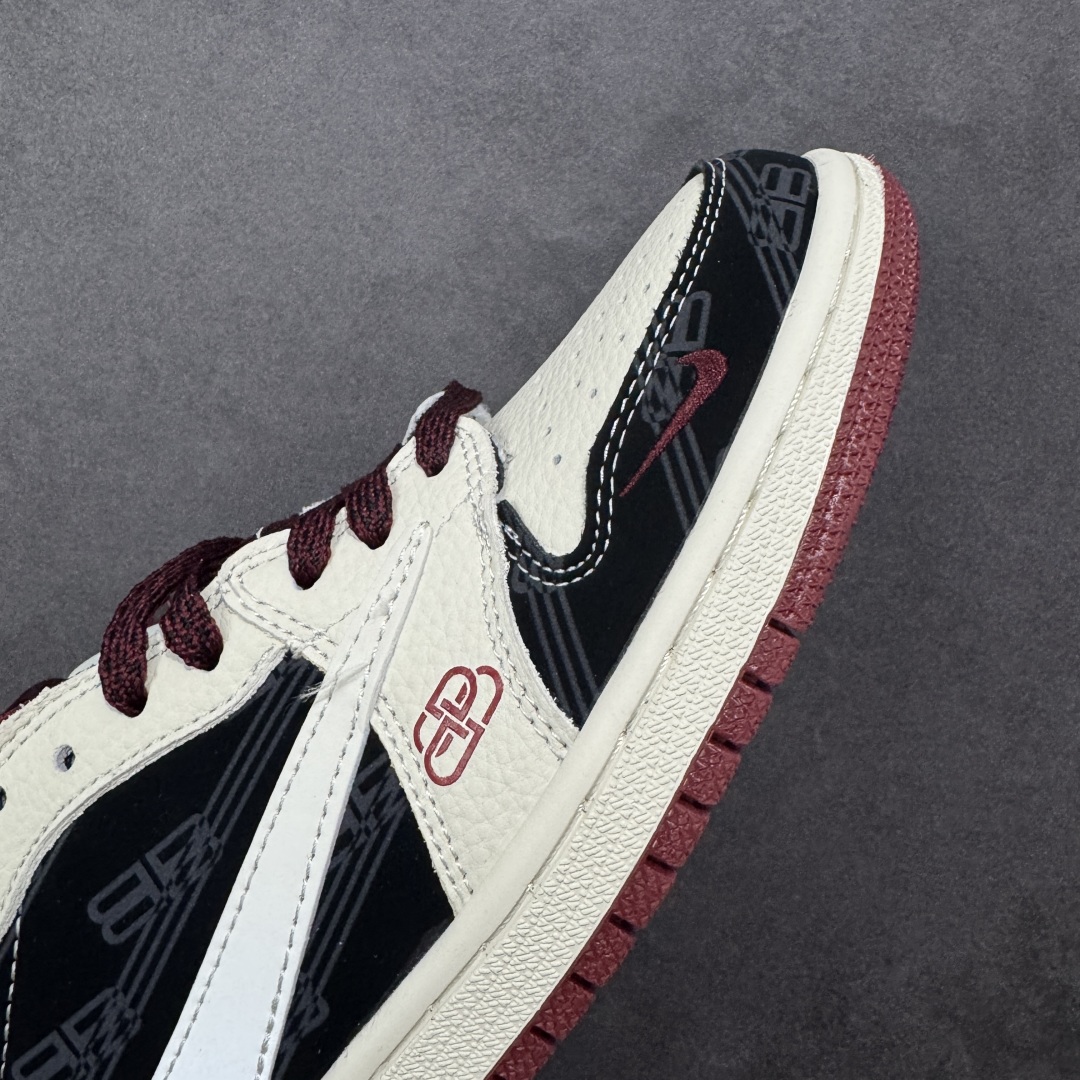 图片[5]-【定制版】Balenciaga x Travis Scott x Air Jordan 1 Low 巴黎世家 x AJ1 低帮 黑白红倒钩 AJ1 乔丹1代 aj1 乔1 低邦 黑白红倒勾联名 乔丹篮球鞋系列 鞋身整体以米白色皮革打造，搭配黑色皮革框架覆盖层呈现，标志性的反钩Swoosh Logo采用白色呈现，内侧也辅以白色Swoosh Logo点缀，鞋舌等多处TS标志性元素均得以保留；鞋舌绣标上以巴黎世家品牌Logo呈现，鞋头处巴黎世家Logo以红色妆点，后跟的鬼脸Logo标志及Wings Logo采用黑色缝线打造，后跟侧下方印有Balenciaga字样，彰显联名身份；最后以米白色中底搭配红色橡胶外底完善整体设计收尾。 货号：XS2025-079 尺码：36 36.5 37.5 38 38.5 39 40 40.5 41 42 42.5 43 44 44.5 45 编码：HXSB330340-选品中心