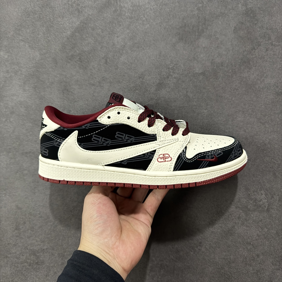 【定制版】Balenciaga x Travis Scott x Air Jordan 1 Low 巴黎世家 x AJ1 低帮 黑白红倒钩 AJ1 乔丹1代 aj1 乔1 低邦 黑白红倒勾联名 乔丹篮球鞋系列 鞋身整体以米白色皮革打造,搭配黑色皮革框架覆盖层呈现,标志性的反钩Swoosh Logo采用白色呈现,内侧也辅以白色Swoosh Logo点缀,鞋舌等多处TS标志性元素均得以保留;鞋舌绣标上以巴黎世家品牌Logo呈现,鞋头处巴黎世家Logo以红色妆点,后跟的鬼脸Logo标志及Wings Logo采用黑色缝线打造,后跟侧下方印有Balenciaga字样,彰显联名身份;最后以米白色中底搭配红色橡胶外底完善整体设计收尾。 货号:XS2025-079 尺码:36 36.5 37.5 38 38.5 39 40 40.5 41 42 42.5 43 44 44.5 45 编码:HXSB330340-选品中心