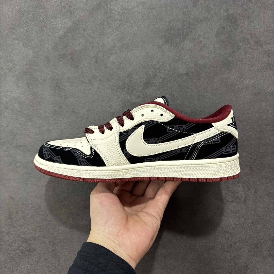 图片[2]-【定制版】Balenciaga x Travis Scott x Air Jordan 1 Low 巴黎世家 x AJ1 低帮 黑白红倒钩 AJ1 乔丹1代 aj1 乔1 低邦 黑白红倒勾联名 乔丹篮球鞋系列 鞋身整体以米白色皮革打造，搭配黑色皮革框架覆盖层呈现，标志性的反钩Swoosh Logo采用白色呈现，内侧也辅以白色Swoosh Logo点缀，鞋舌等多处TS标志性元素均得以保留；鞋舌绣标上以巴黎世家品牌Logo呈现，鞋头处巴黎世家Logo以红色妆点，后跟的鬼脸Logo标志及Wings Logo采用黑色缝线打造，后跟侧下方印有Balenciaga字样，彰显联名身份；最后以米白色中底搭配红色橡胶外底完善整体设计收尾。 货号：XS2025-079 尺码：36 36.5 37.5 38 38.5 39 40 40.5 41 42 42.5 43 44 44.5 45 编码：HXSB330340-选品中心