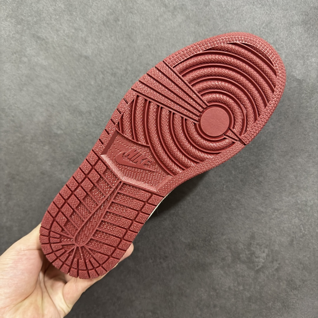 图片[9]-【定制版】Balenciaga x Travis Scott x Air Jordan 1 Low 巴黎世家 x AJ1 低帮 黑白红倒钩 AJ1 乔丹1代 aj1 乔1 低邦 黑白红倒勾联名 乔丹篮球鞋系列 鞋身整体以米白色皮革打造，搭配黑色皮革框架覆盖层呈现，标志性的反钩Swoosh Logo采用白色呈现，内侧也辅以白色Swoosh Logo点缀，鞋舌等多处TS标志性元素均得以保留；鞋舌绣标上以巴黎世家品牌Logo呈现，鞋头处巴黎世家Logo以红色妆点，后跟的鬼脸Logo标志及Wings Logo采用黑色缝线打造，后跟侧下方印有Balenciaga字样，彰显联名身份；最后以米白色中底搭配红色橡胶外底完善整体设计收尾。 货号：XS2025-079 尺码：36 36.5 37.5 38 38.5 39 40 40.5 41 42 42.5 43 44 44.5 45 编码：HXSB330340-选品中心