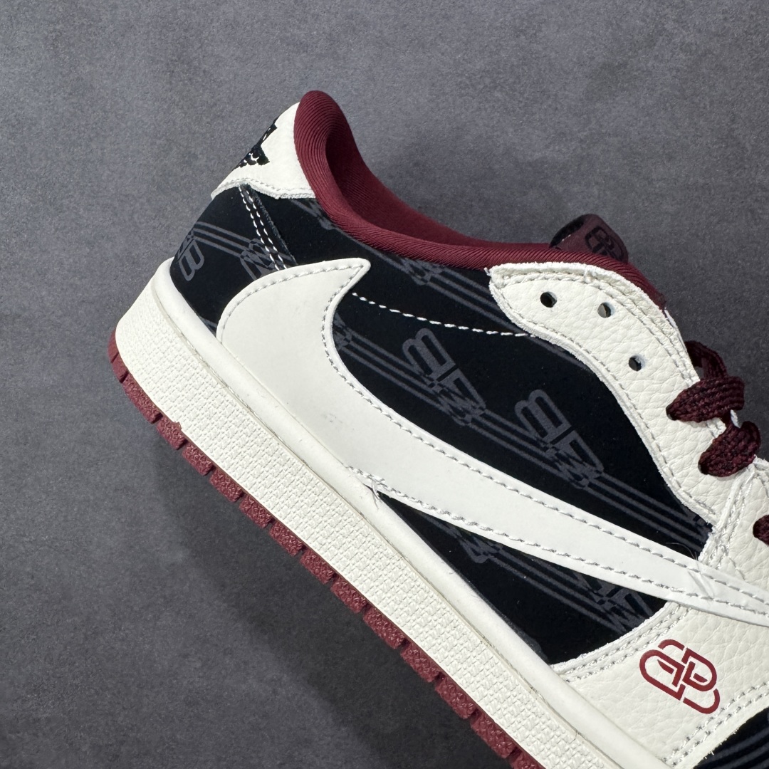 图片[6]-【定制版】Balenciaga x Travis Scott x Air Jordan 1 Low 巴黎世家 x AJ1 低帮 黑白红倒钩 AJ1 乔丹1代 aj1 乔1 低邦 黑白红倒勾联名 乔丹篮球鞋系列 鞋身整体以米白色皮革打造，搭配黑色皮革框架覆盖层呈现，标志性的反钩Swoosh Logo采用白色呈现，内侧也辅以白色Swoosh Logo点缀，鞋舌等多处TS标志性元素均得以保留；鞋舌绣标上以巴黎世家品牌Logo呈现，鞋头处巴黎世家Logo以红色妆点，后跟的鬼脸Logo标志及Wings Logo采用黑色缝线打造，后跟侧下方印有Balenciaga字样，彰显联名身份；最后以米白色中底搭配红色橡胶外底完善整体设计收尾。 货号：XS2025-079 尺码：36 36.5 37.5 38 38.5 39 40 40.5 41 42 42.5 43 44 44.5 45 编码：HXSB330340-选品中心